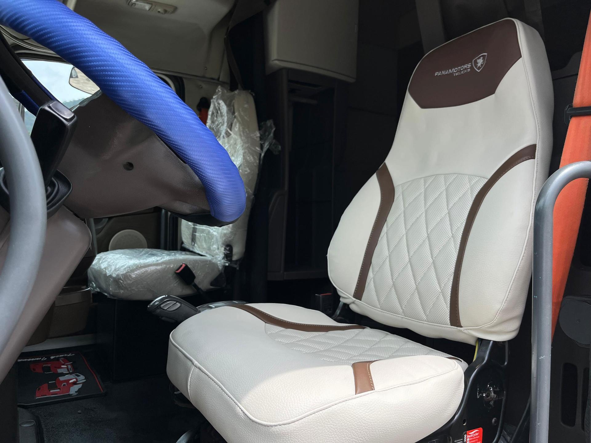2016 VOLVO TRUCKS VNL 64T 630 - SEATS_REAR