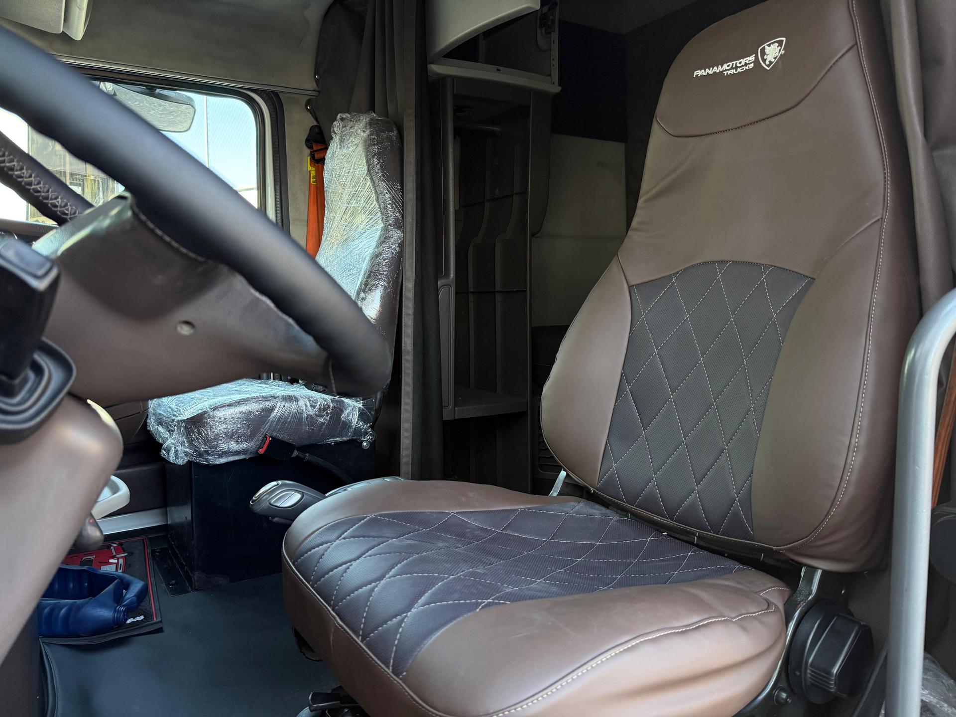 2016 VOLVO TRUCKS VNL 64T 630 - SEATS_FRONT