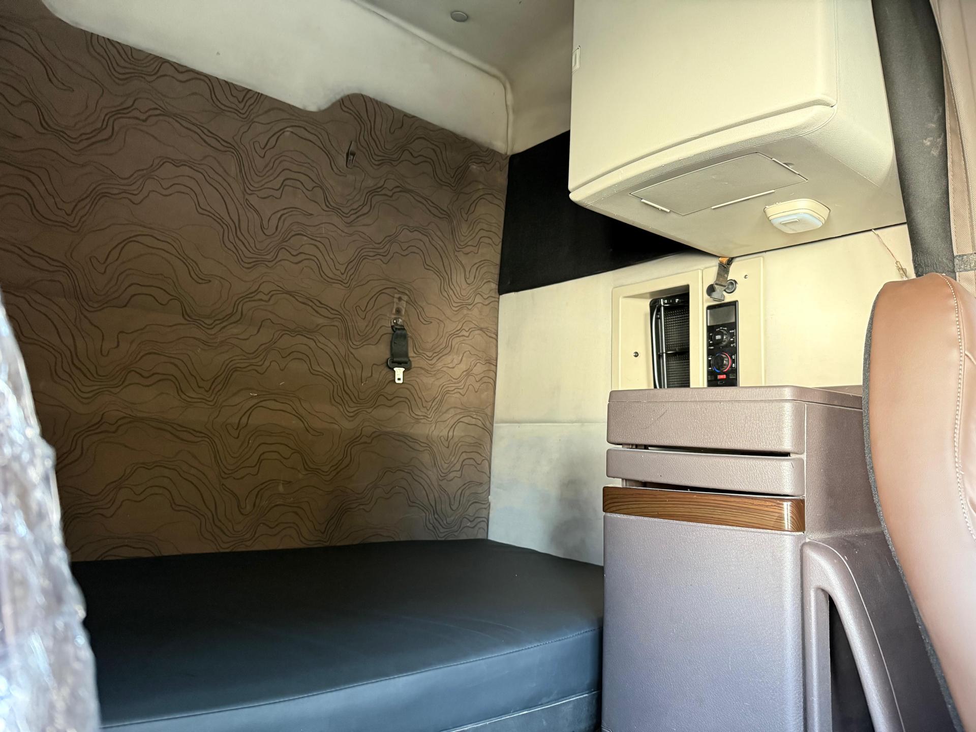 2016 VOLVO TRUCKS VNL 64T 630 - SEATS_REAR