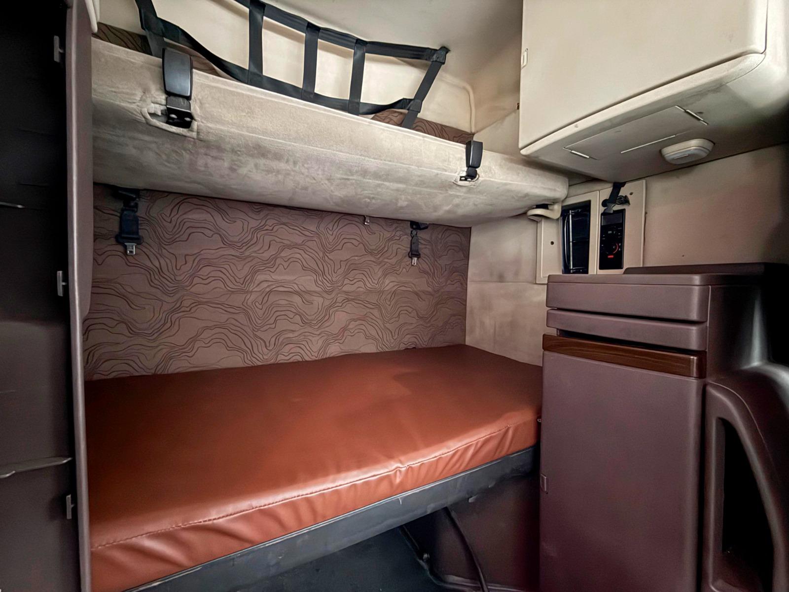 2015 VOLVO TRUCKS VNL 64T 630 - SEATS_REAR