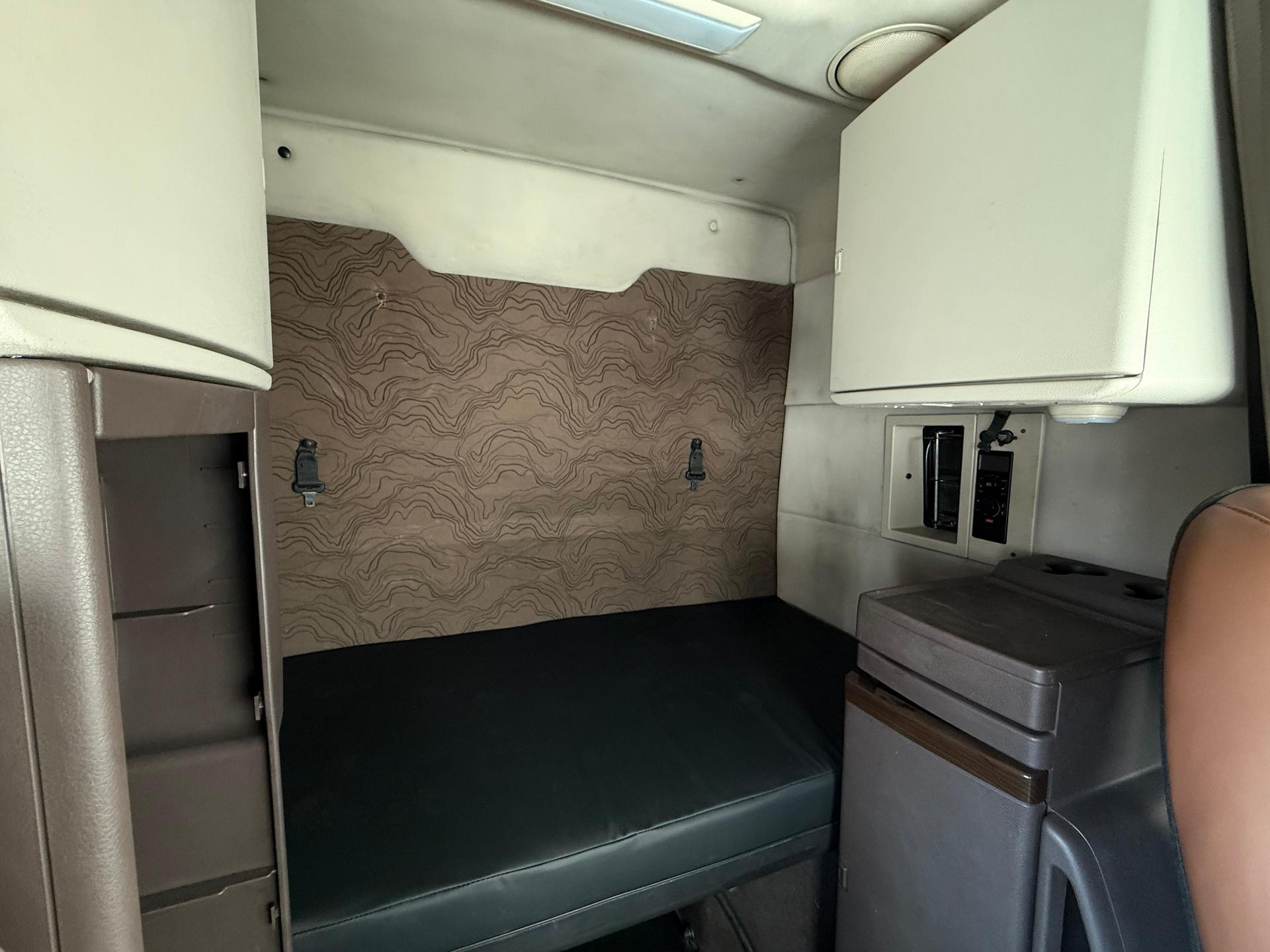 2016 VOLVO TRUCKS VNL 64T 630 - SEATS_REAR