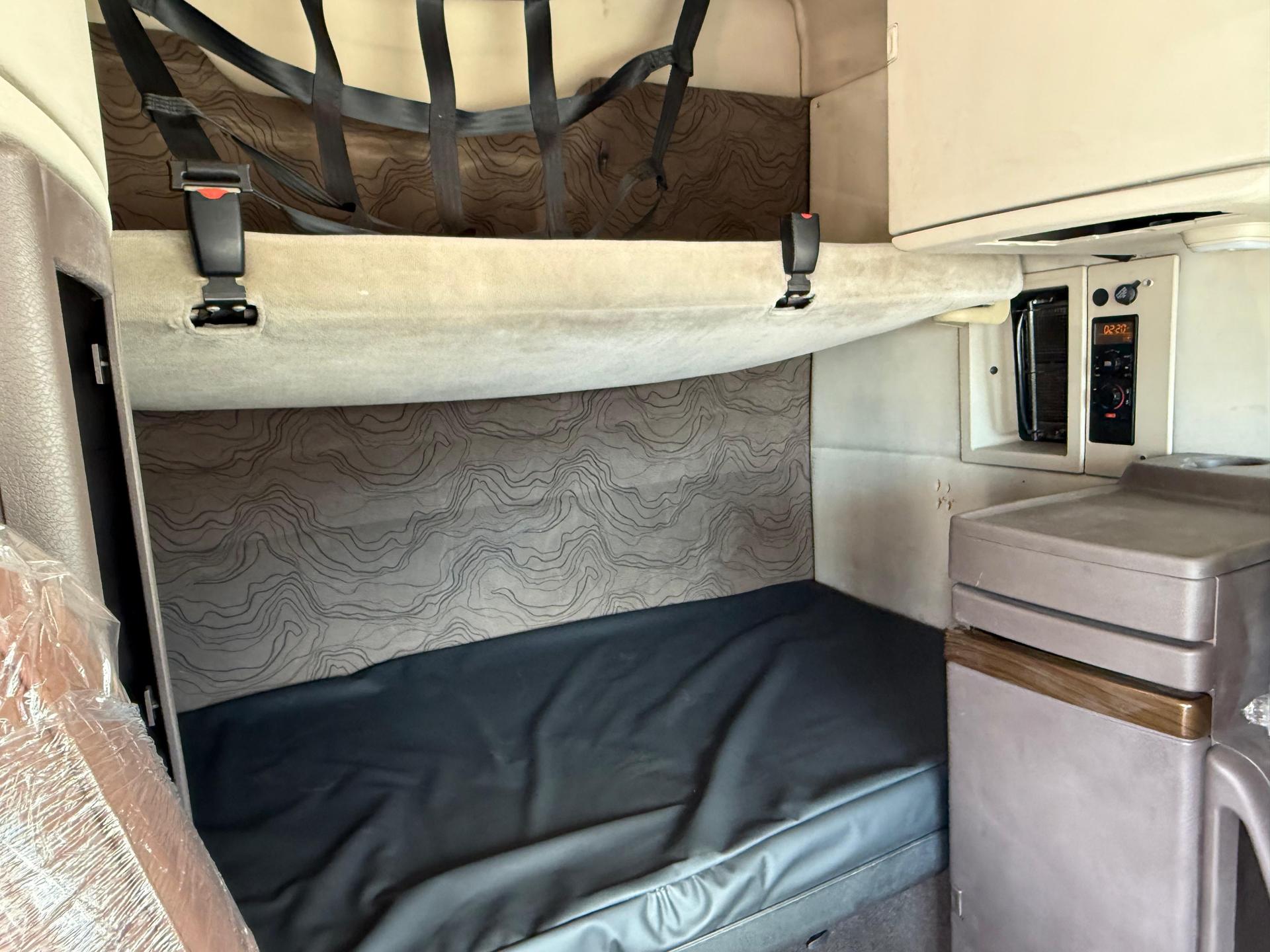 2015 VOLVO TRUCKS VNL 64T 630 - SEATS_REAR