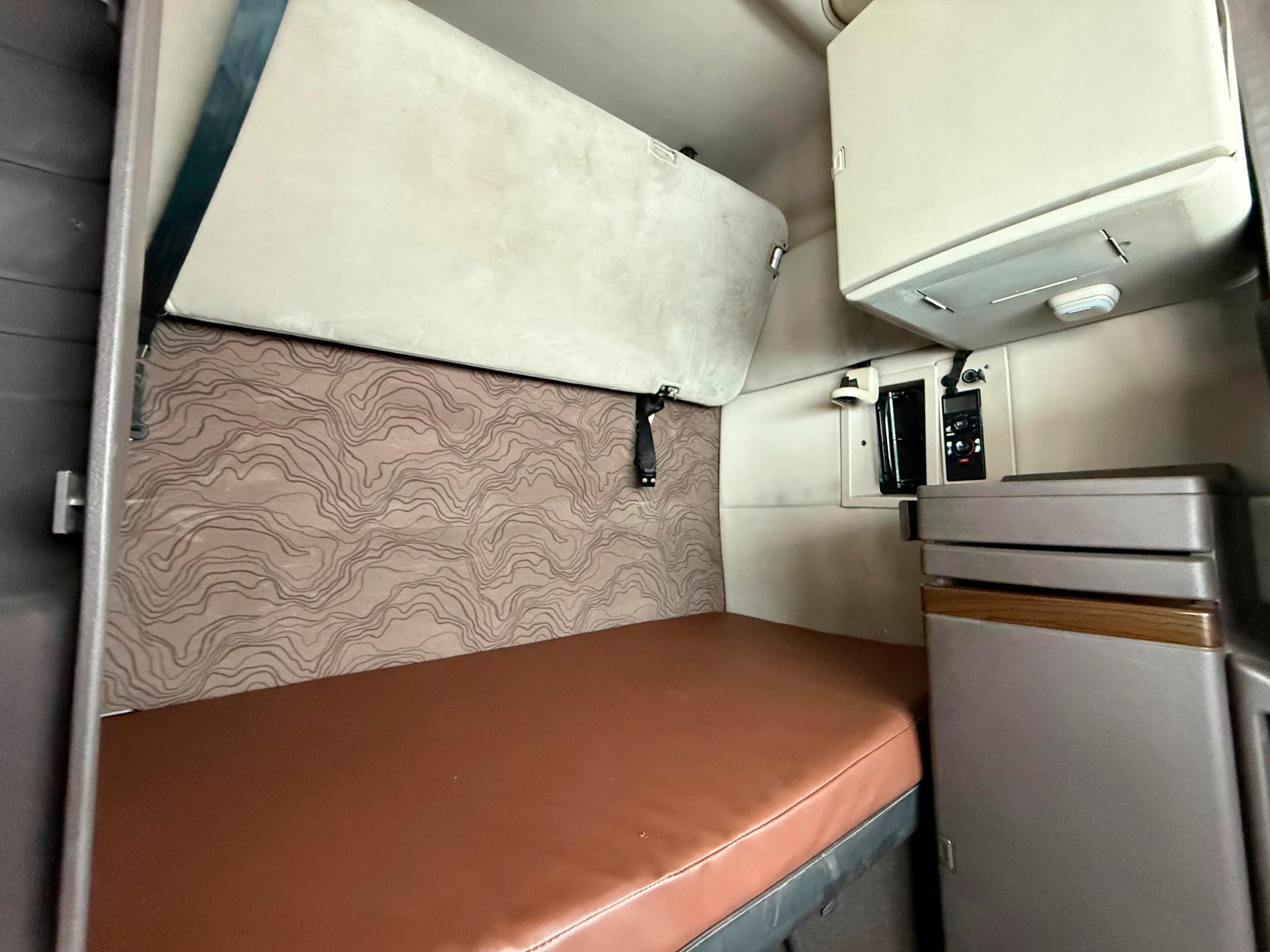 2016 VOLVO TRUCKS VNL 64T 630 - SEATS_REAR
