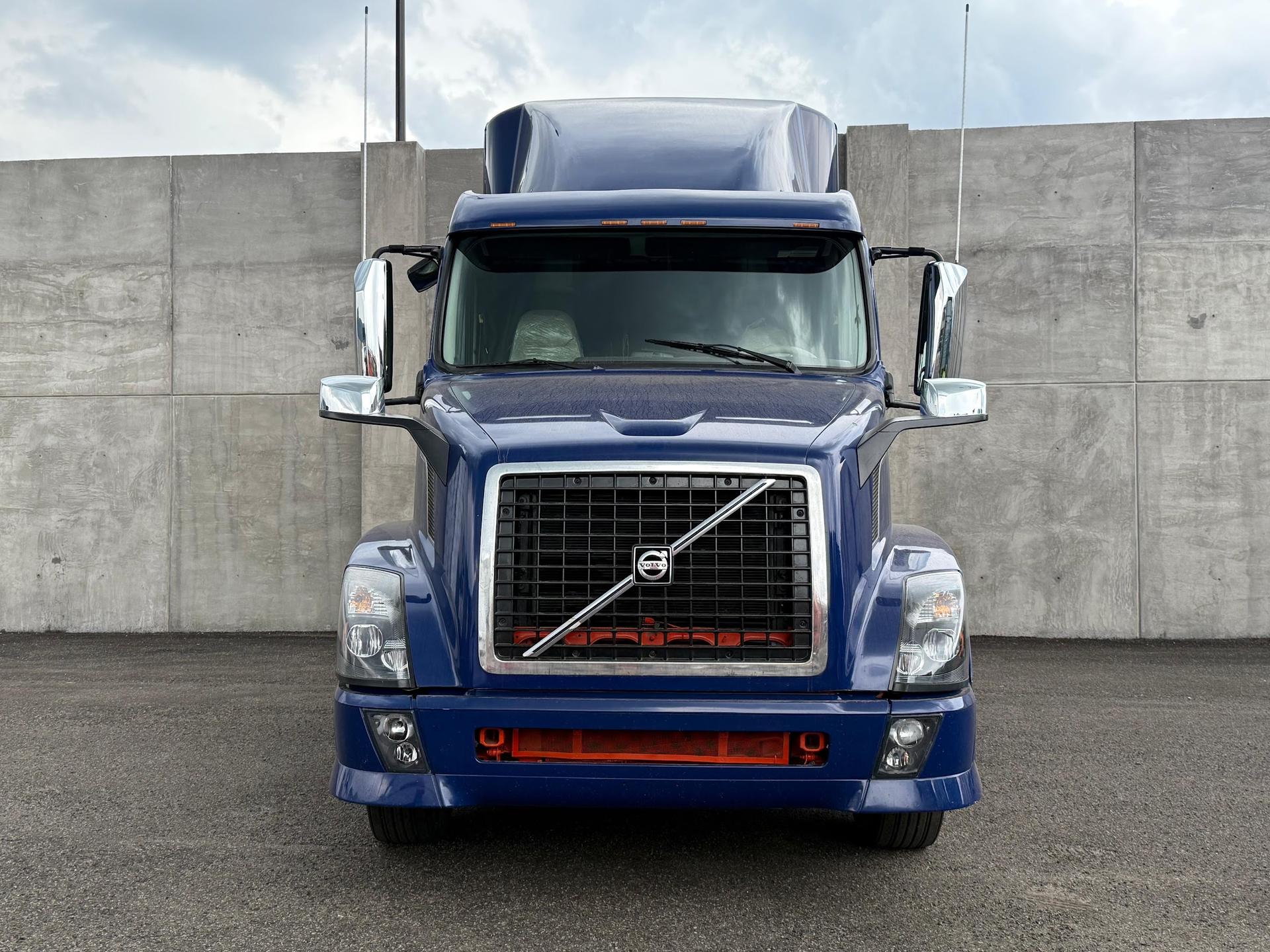 2015 VOLVO CARS VNL - FRONT