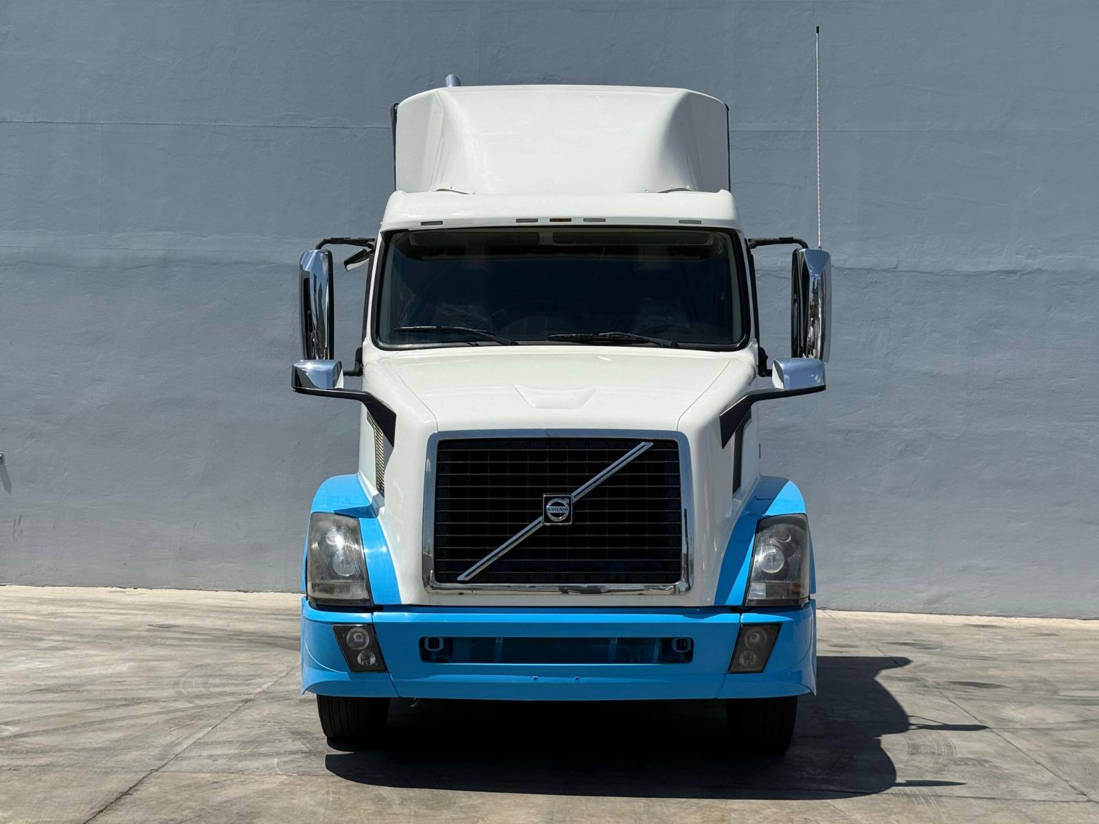 2016 VOLVO CARS Bitono - FRONT