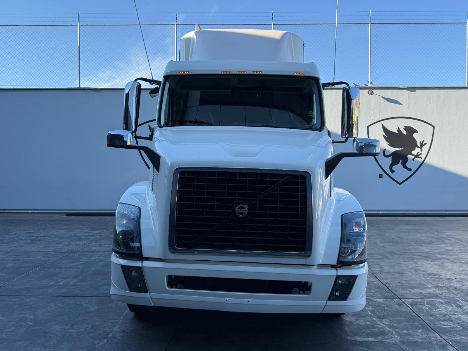 2016 VOLVO CARS VNL - FRONT
