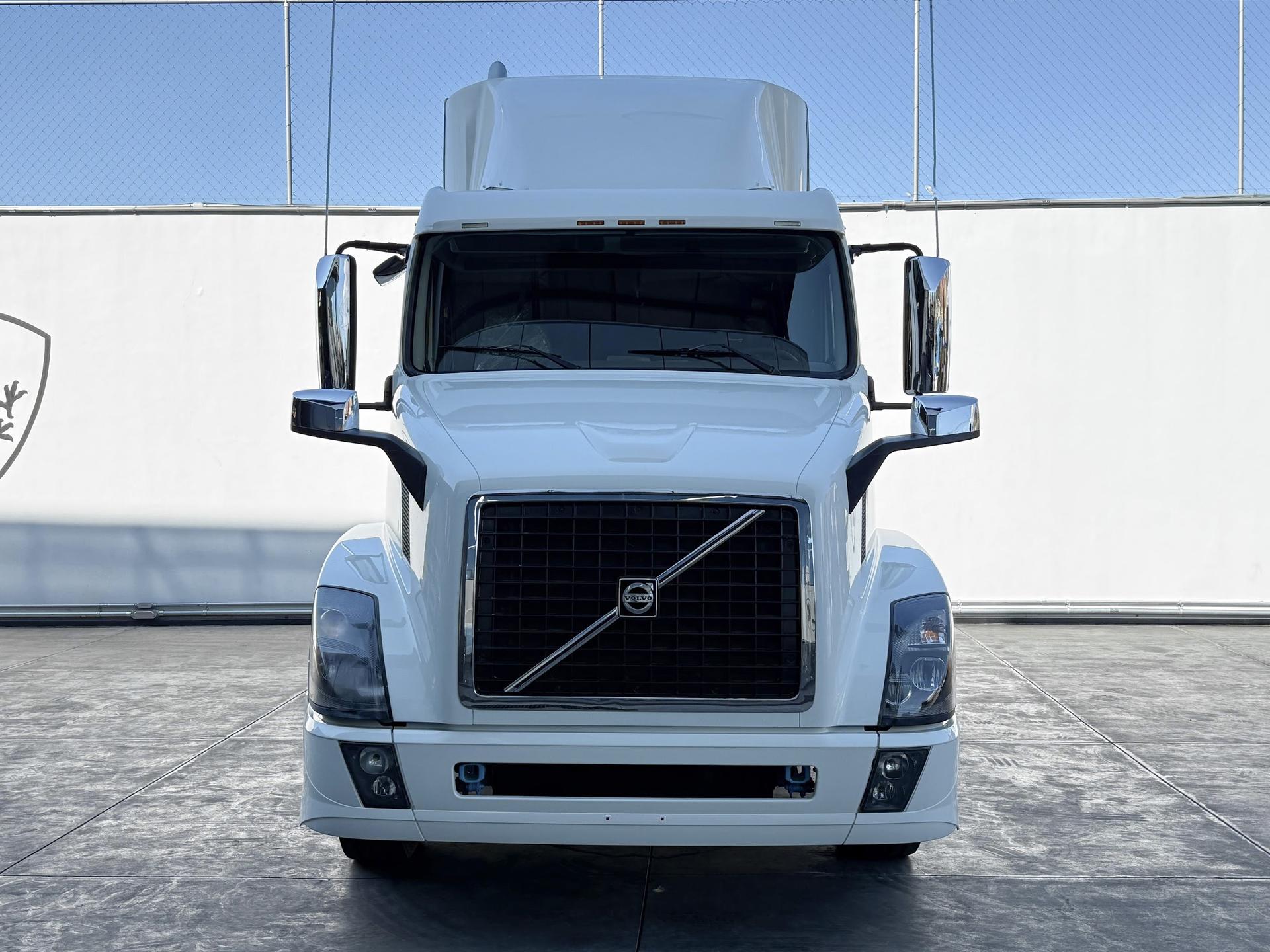 2016 VOLVO CARS VNL - FRONT