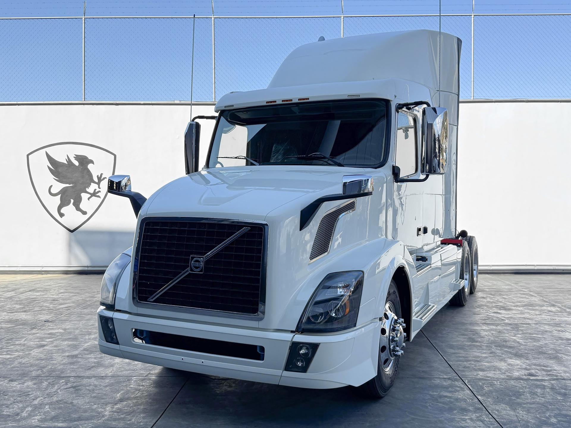 2016 VOLVO CARS VNL - FRONT_DRIVER_SIDE
