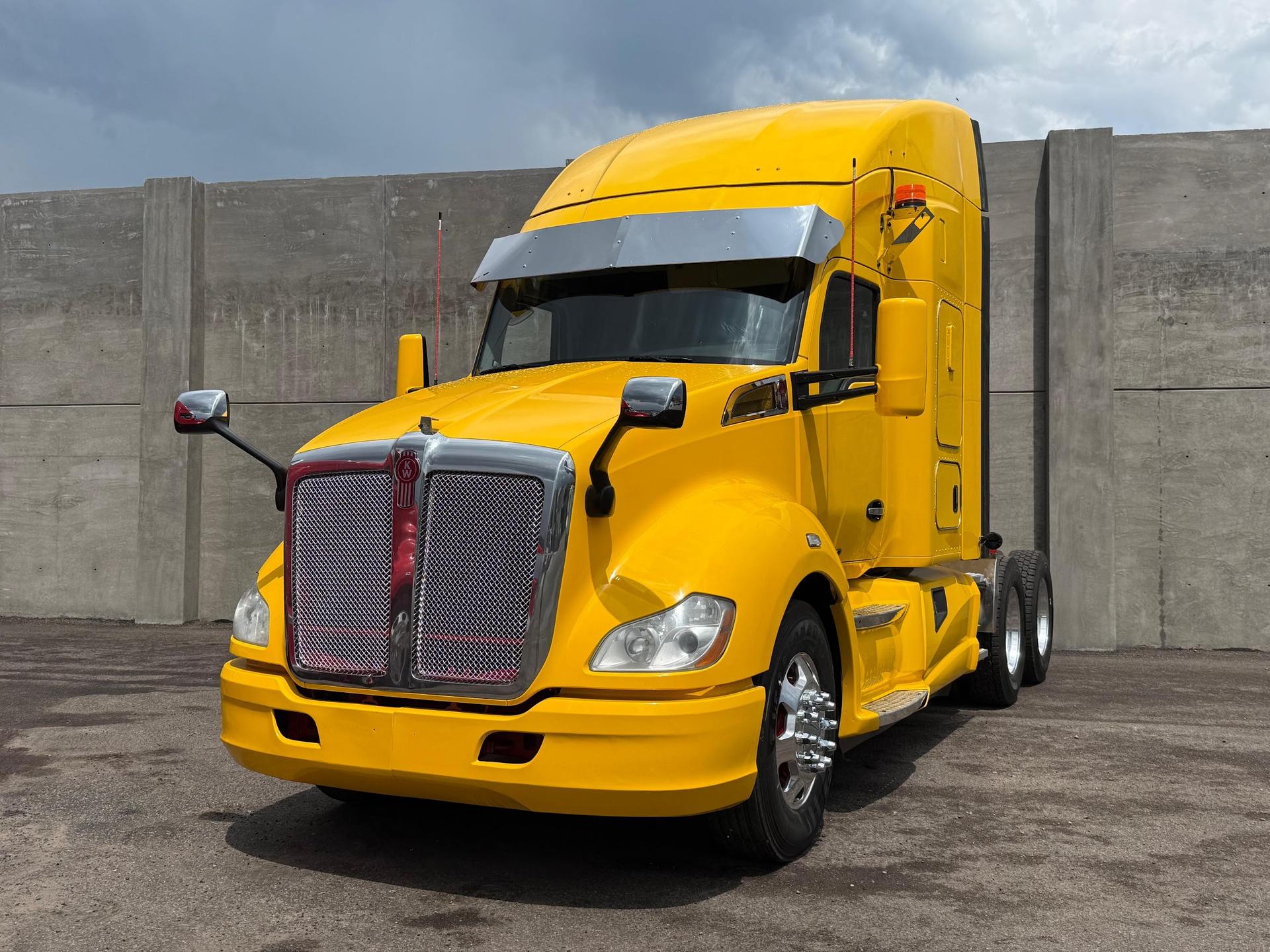 2020 KENWORTH T680 - FRONT_DRIVER_SIDE