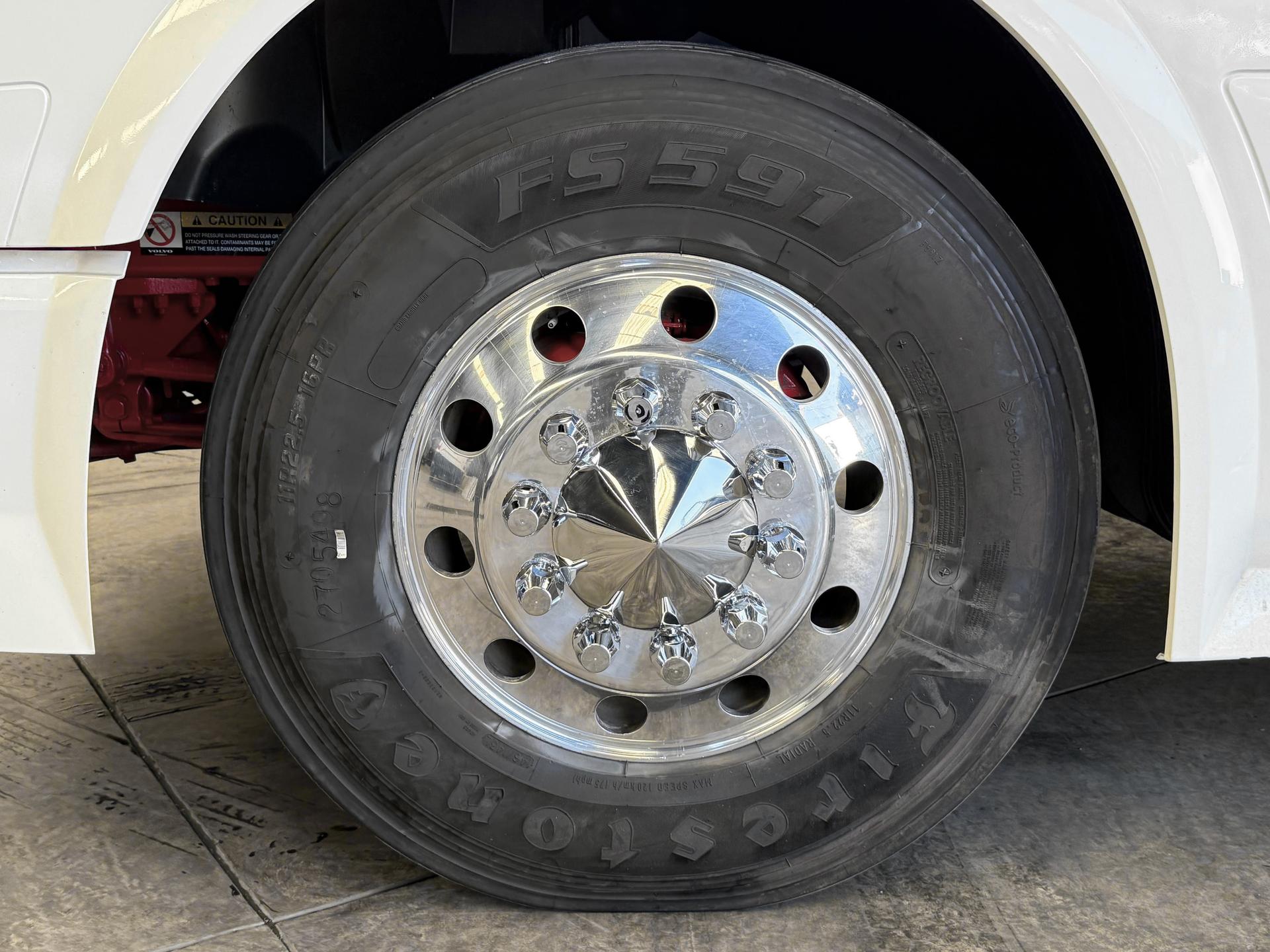 2016 VOLVO TRUCKS VNL 64T 630 - TIRES