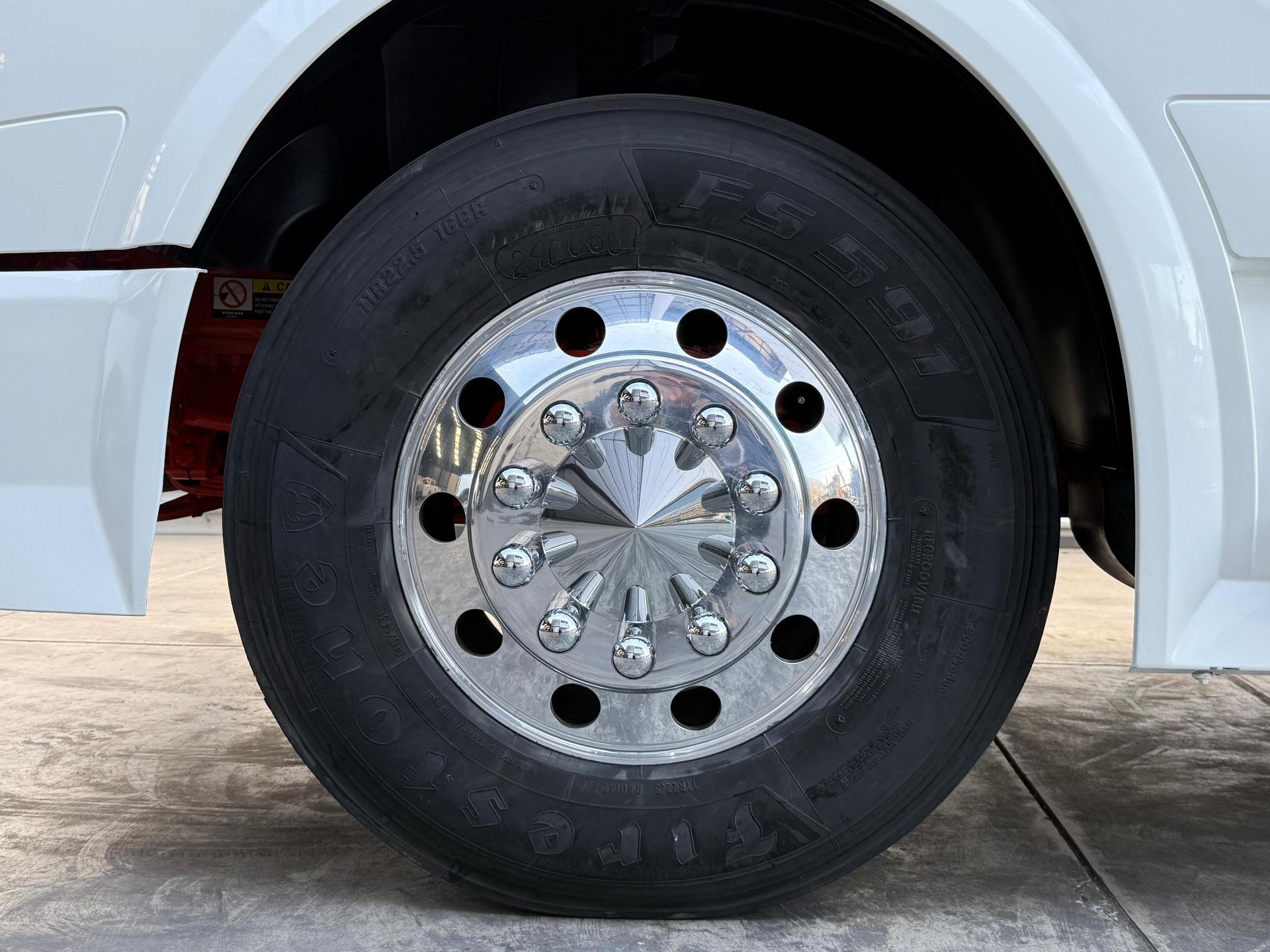 2016 VOLVO TRUCKS VNL 64T 630 - TIRES