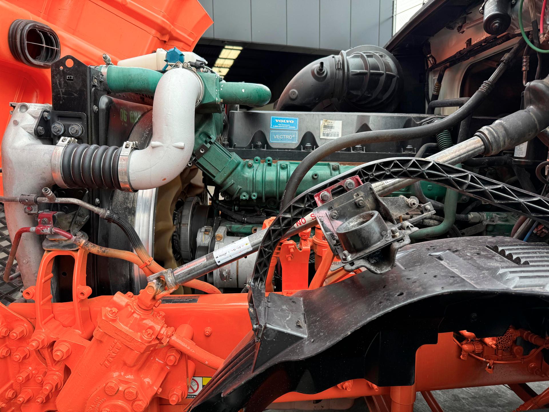 2016 VOLVO TRUCKS VNL 64T 630 - ENGINE