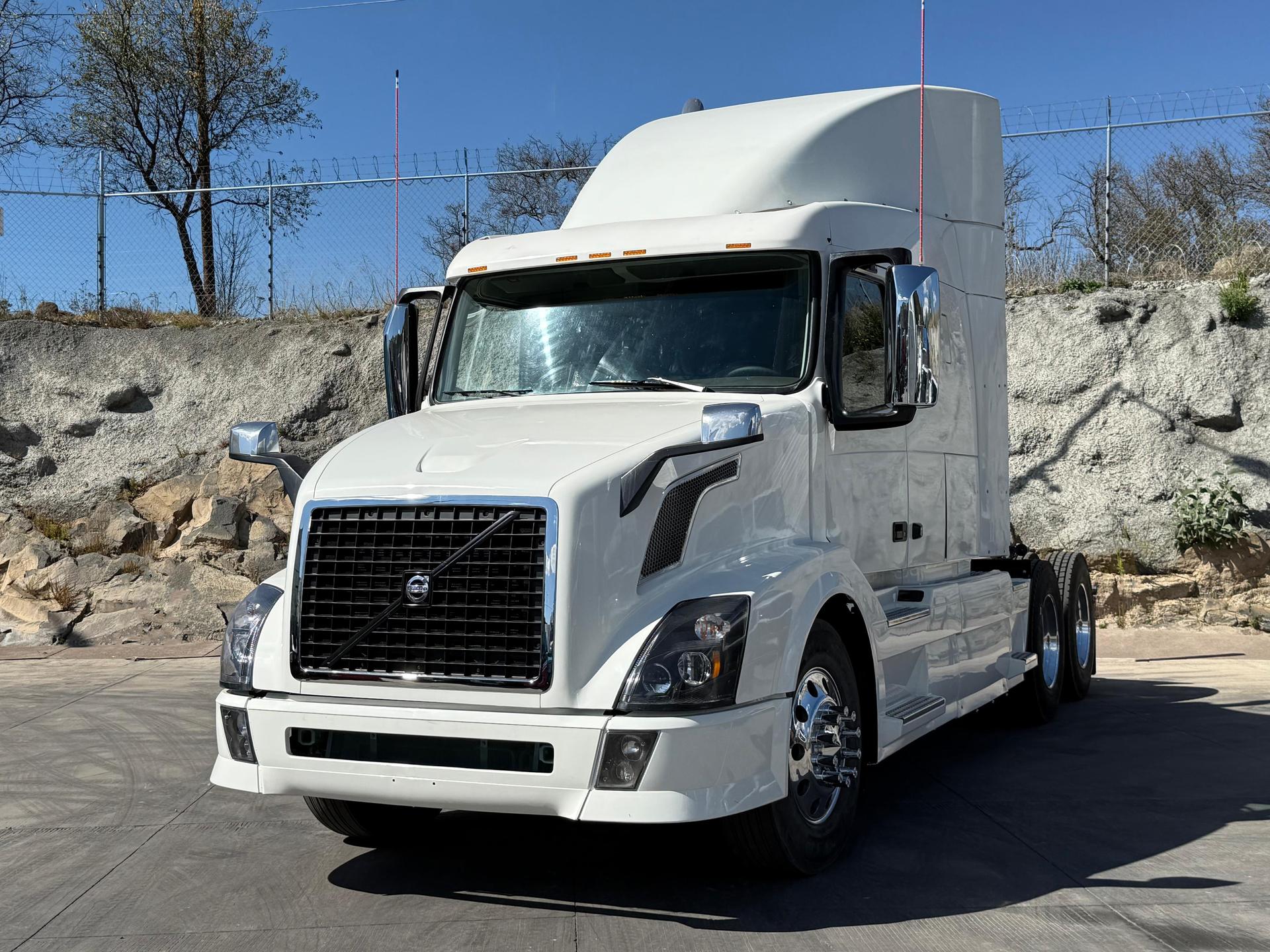 2015 VOLVO TRUCKS VNL 64T 630 - FRONT_DRIVER_SIDE