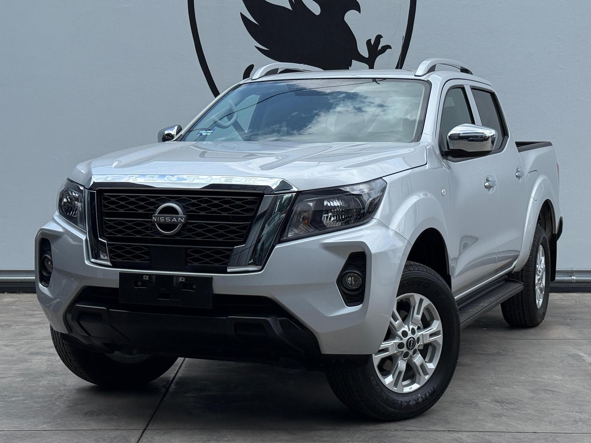NISSAN Frontier LE