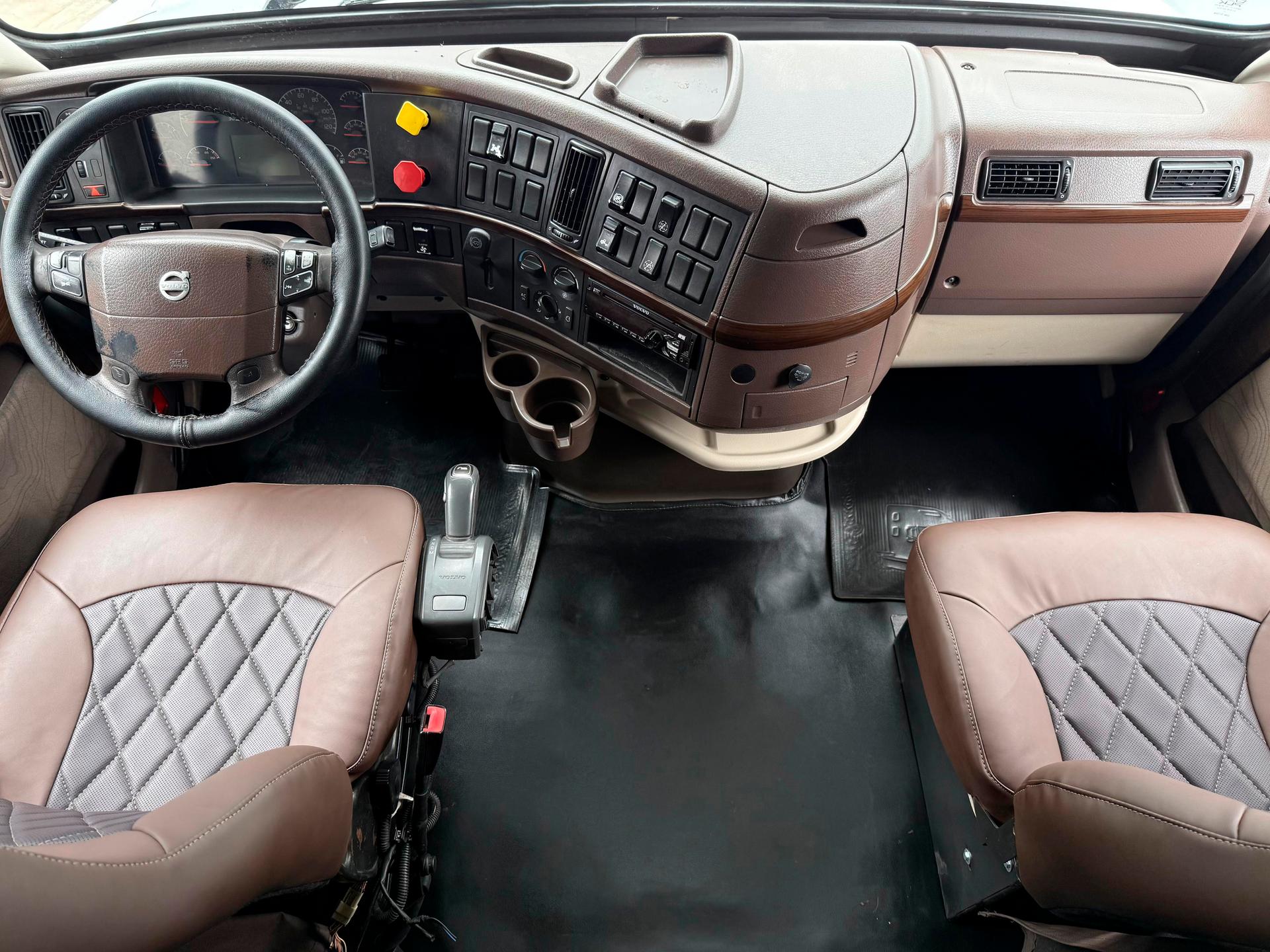 2016 VOLVO TRUCKS VNL 64T 630 - DASHBOARD