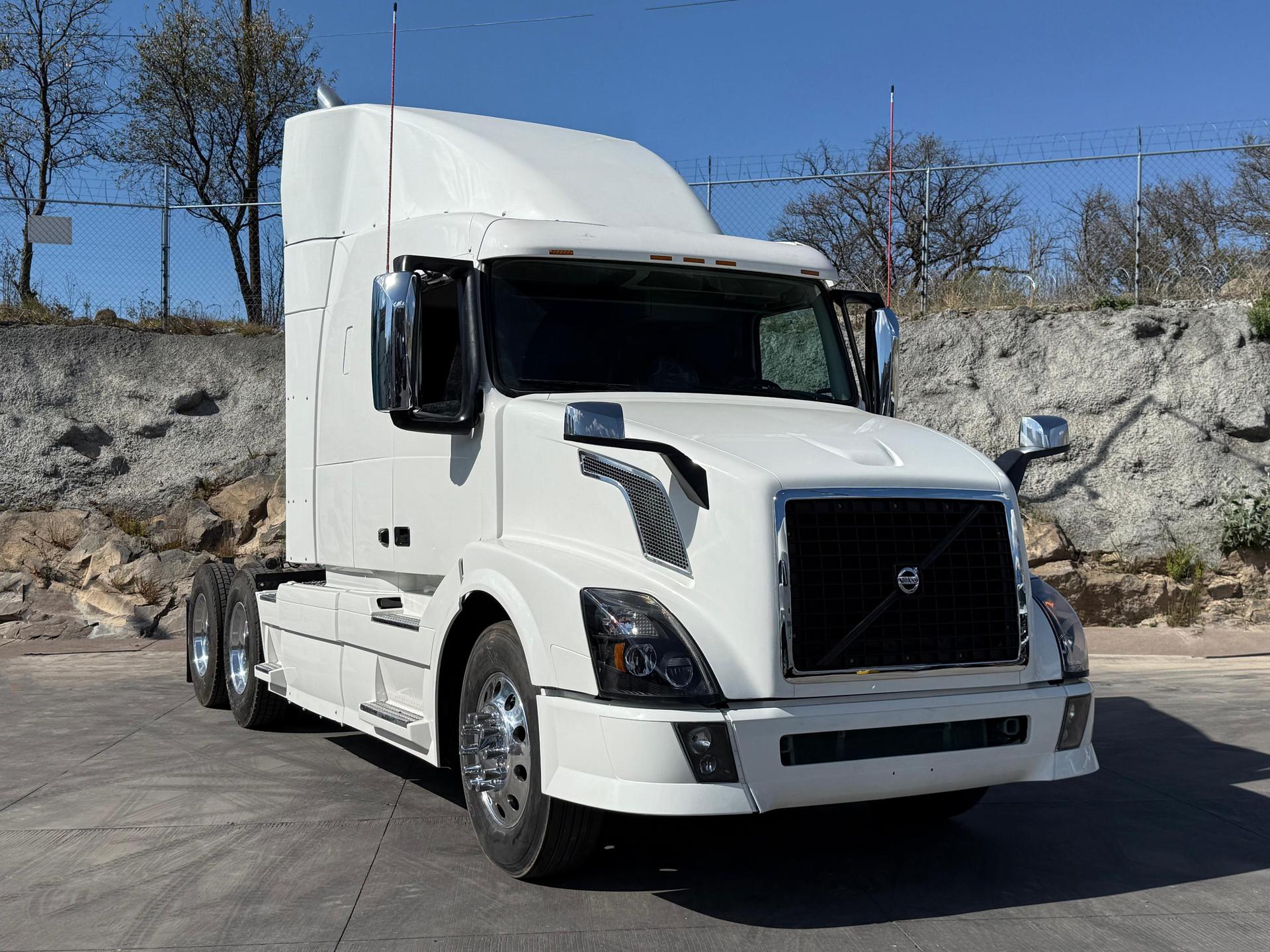2015 VOLVO TRUCKS VNL 64T 630 - FRONT_PASSENGER_SIDE