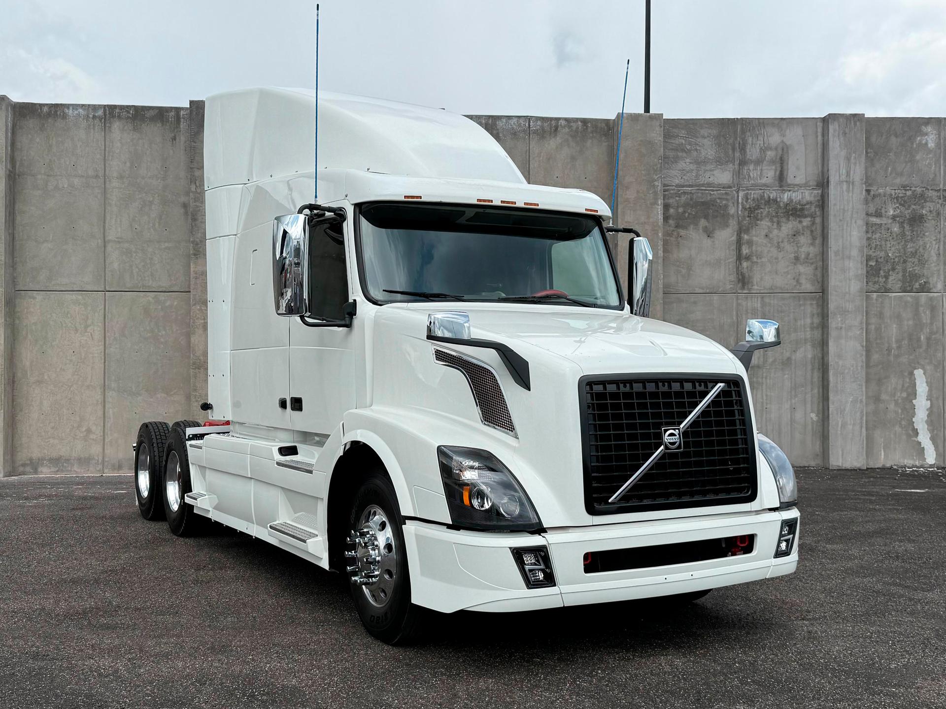2016 VOLVO TRUCKS - FRONT_PASSENGER_SIDE