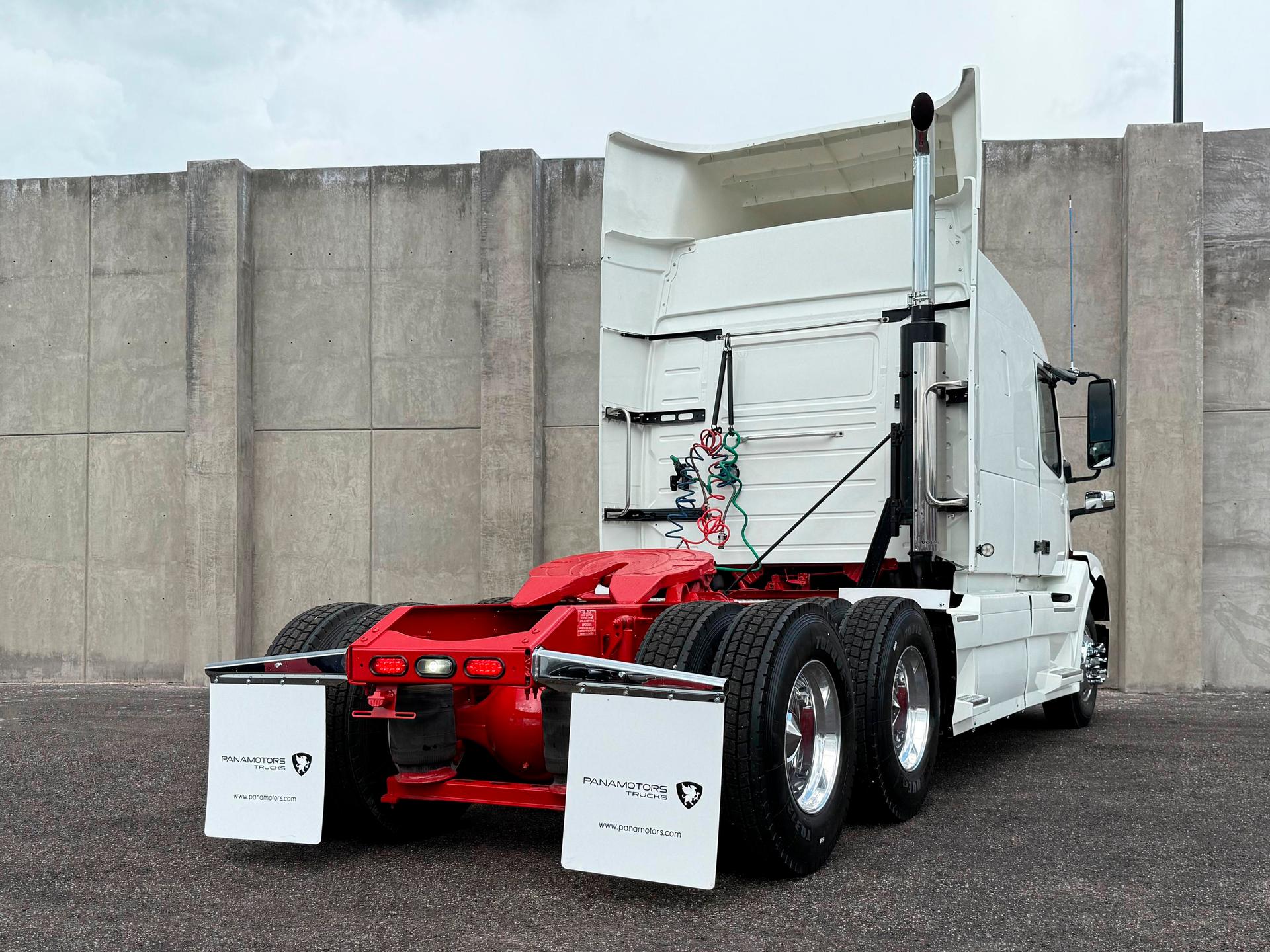 2016 VOLVO TRUCKS - REAR_PASSENGER_SIDE