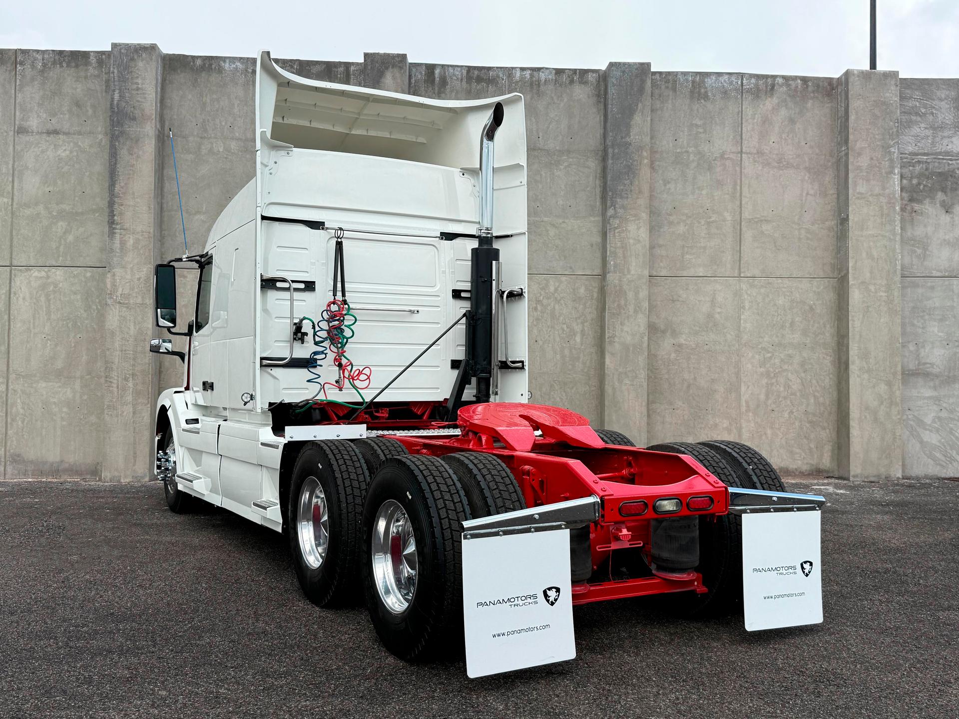 2016 VOLVO TRUCKS - REAR_DRIVER_SIDE