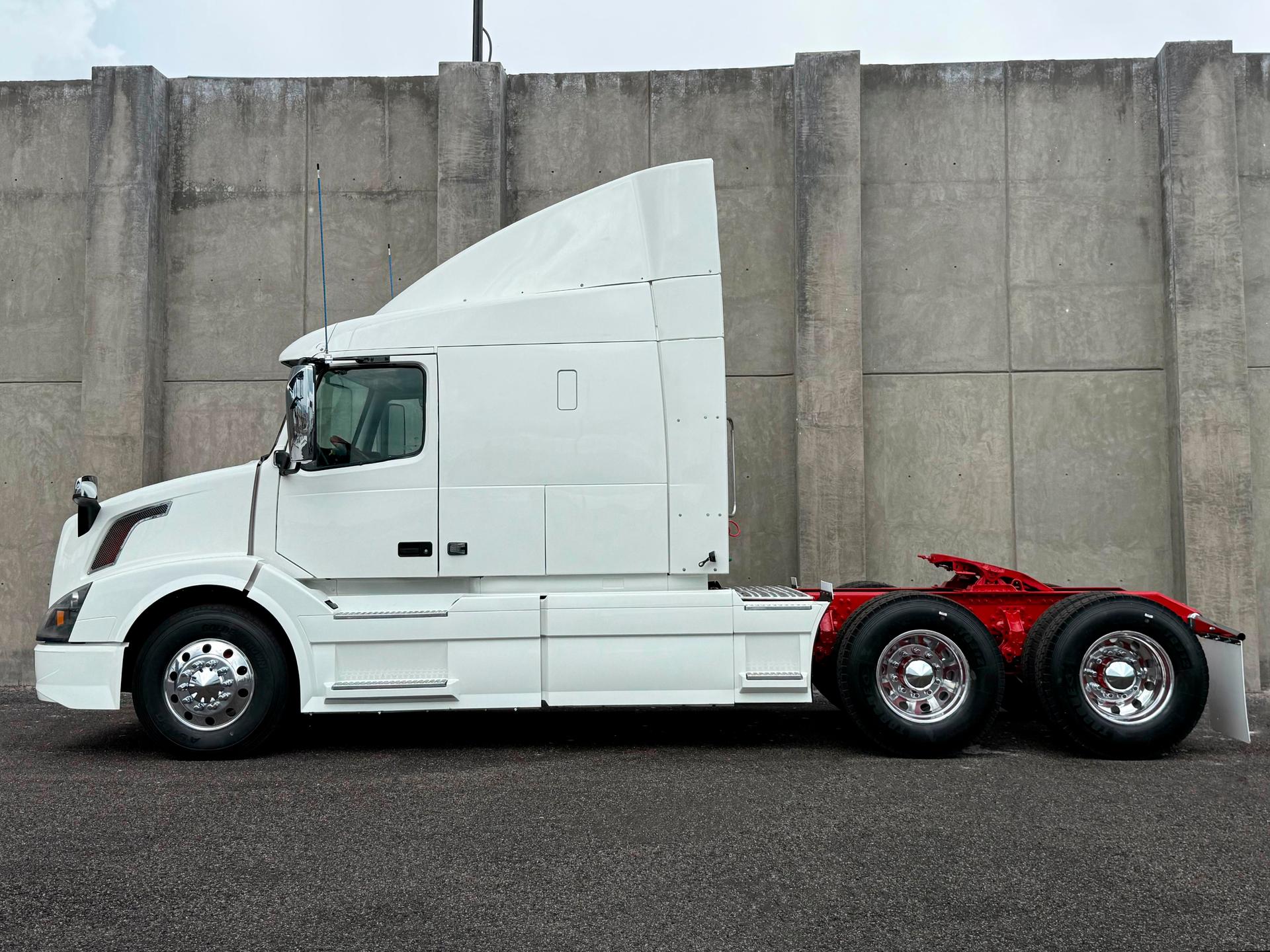 2016 VOLVO TRUCKS - SIDE_LEFT