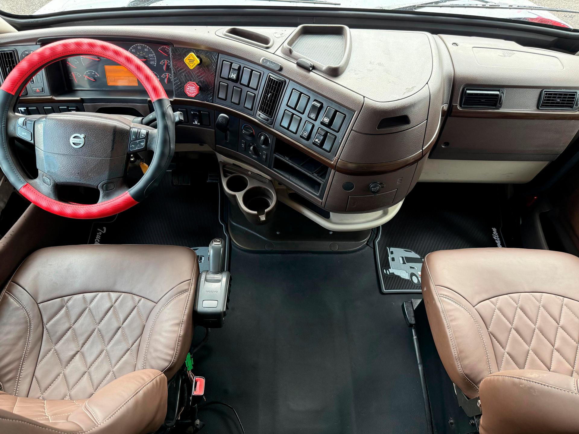 2016 VOLVO TRUCKS - DASHBOARD
