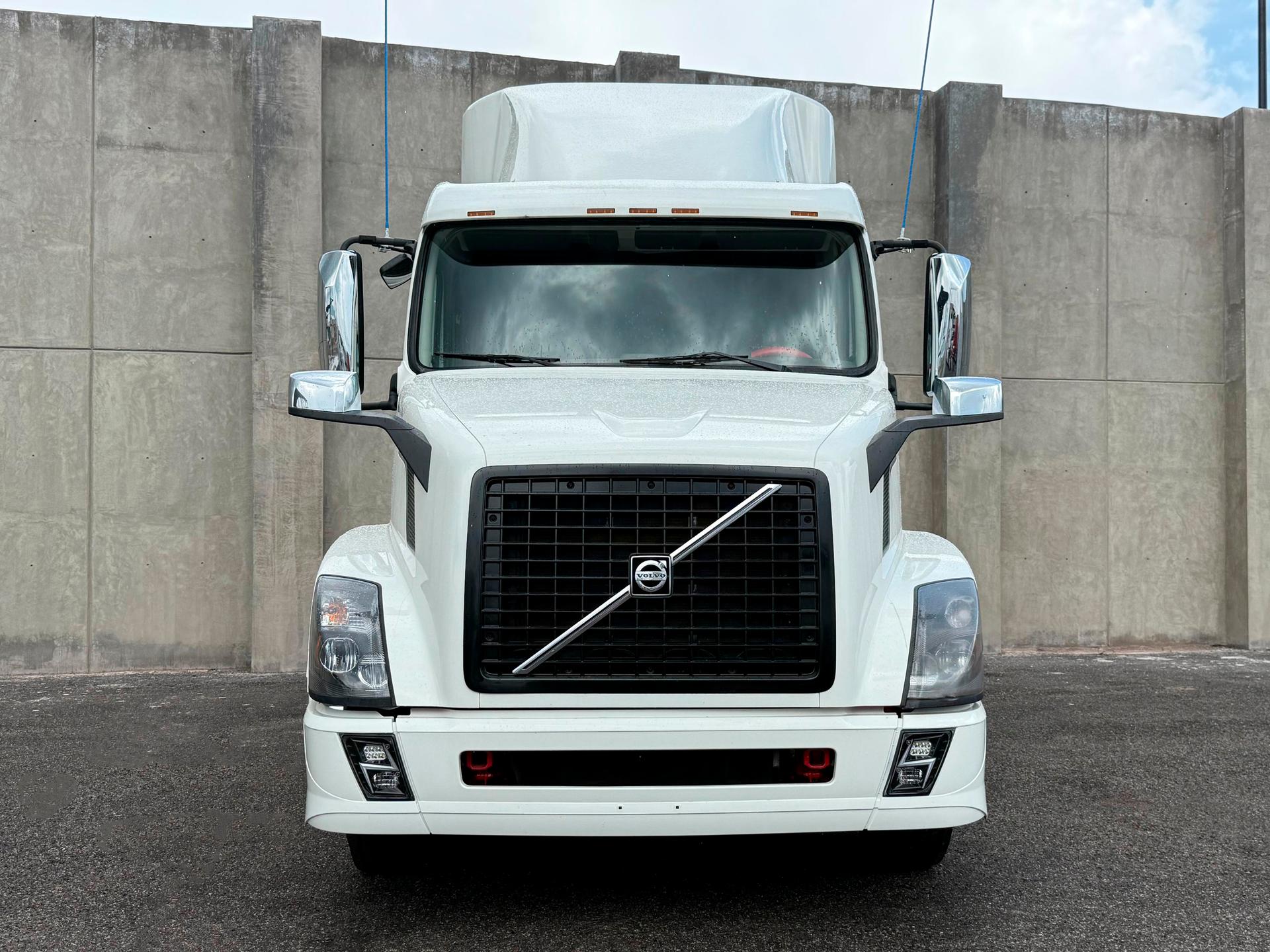 2016 VOLVO TRUCKS - FRONT