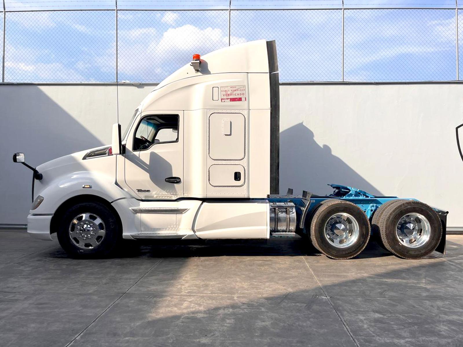 2018 KENWORTH T680 - SIDE_LEFT
