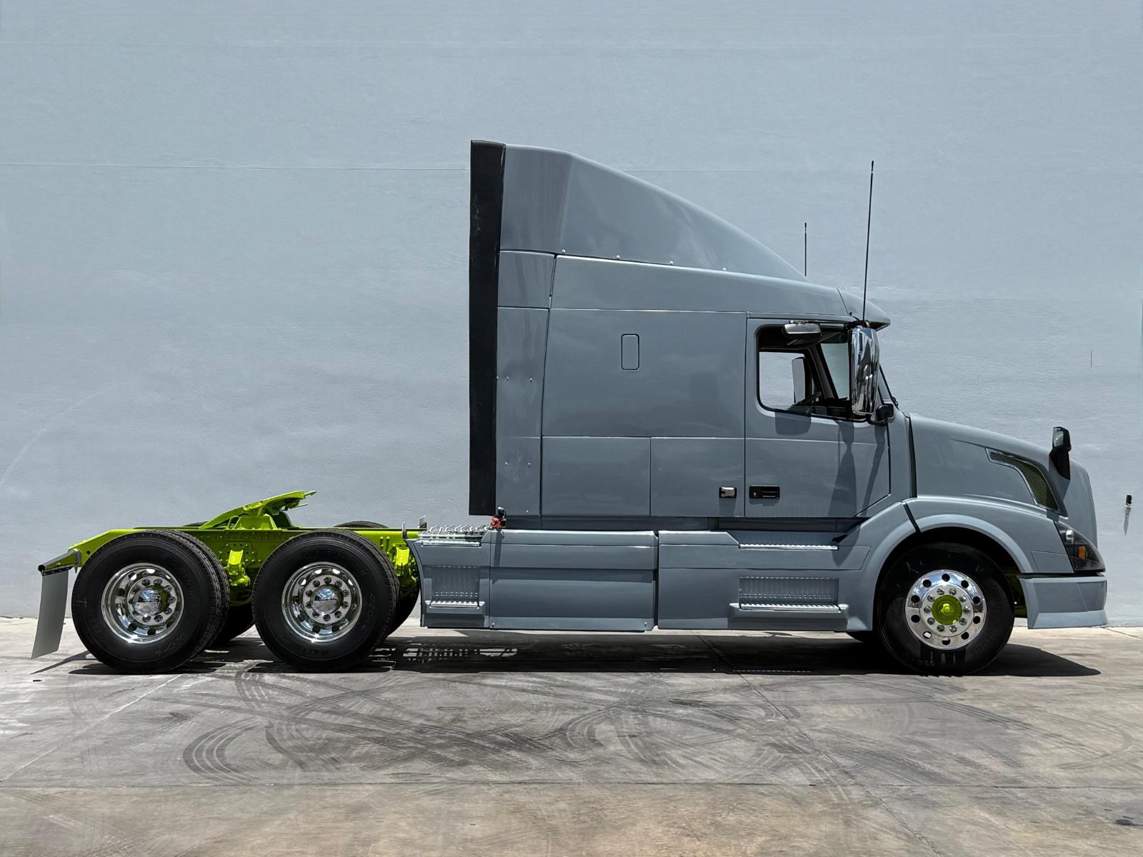2015 VOLVO TRUCKS VNL - SIDE_RIGHT