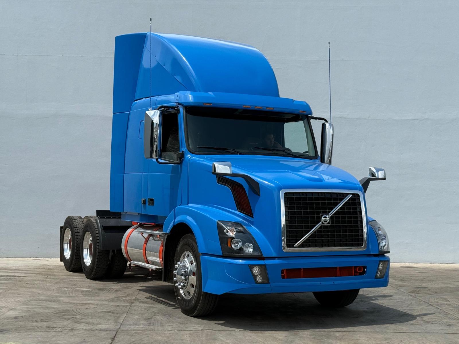 2016 VOLVO TRUCKS VNL - FRONT_PASSENGER_SIDE