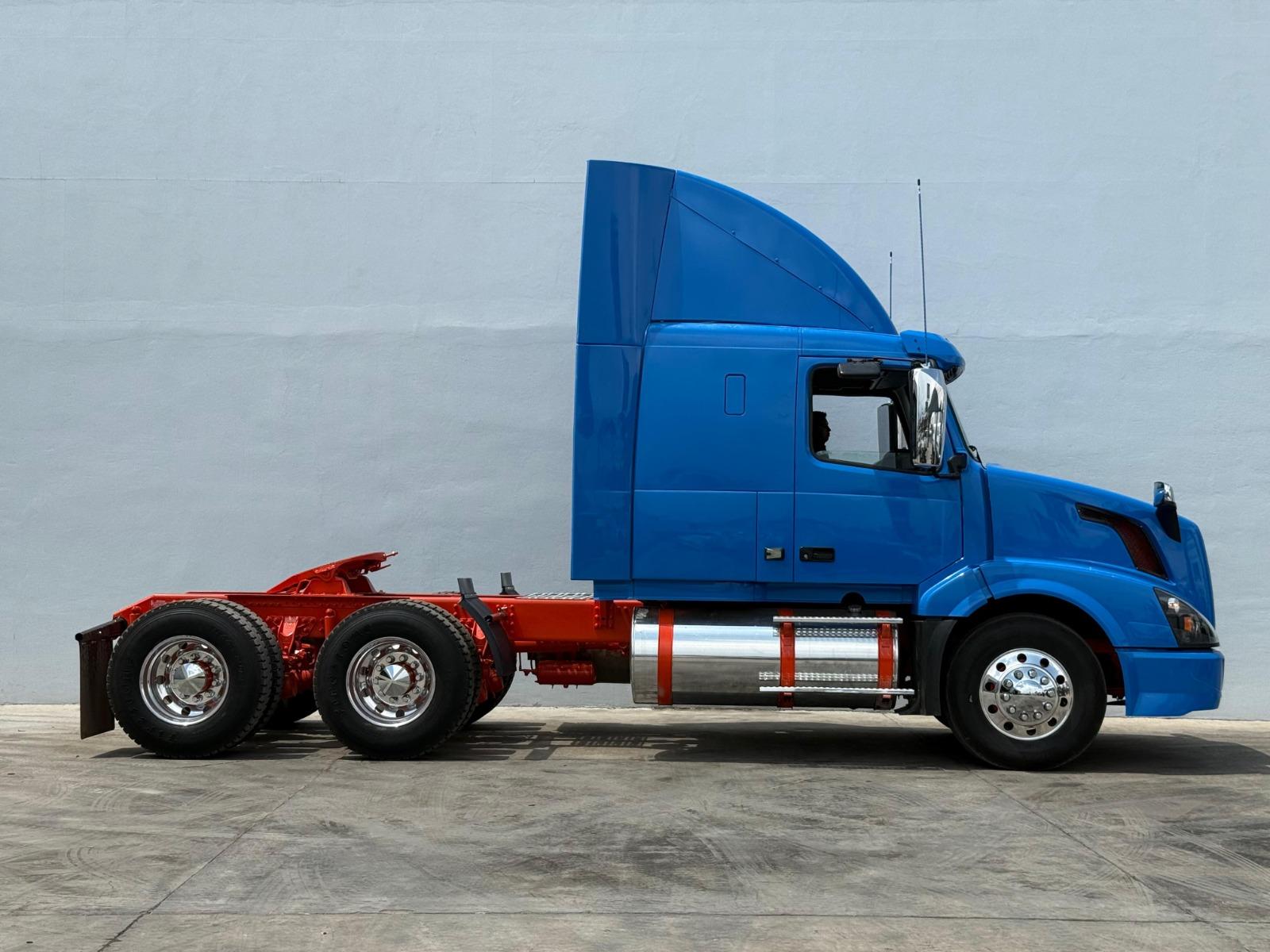 2016 VOLVO TRUCKS VNL - SIDE_RIGHT