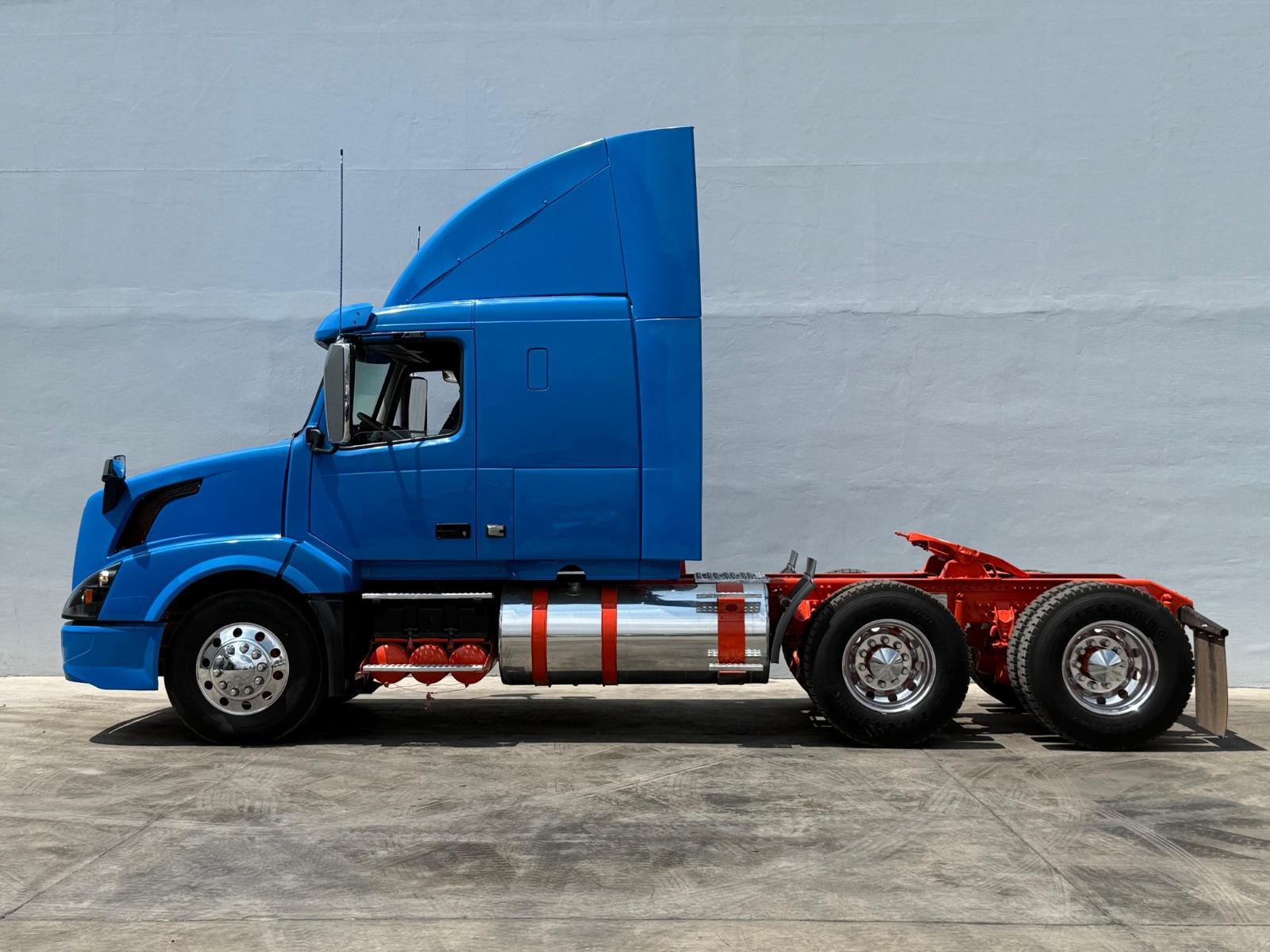 2016 VOLVO TRUCKS VNL - SIDE_LEFT