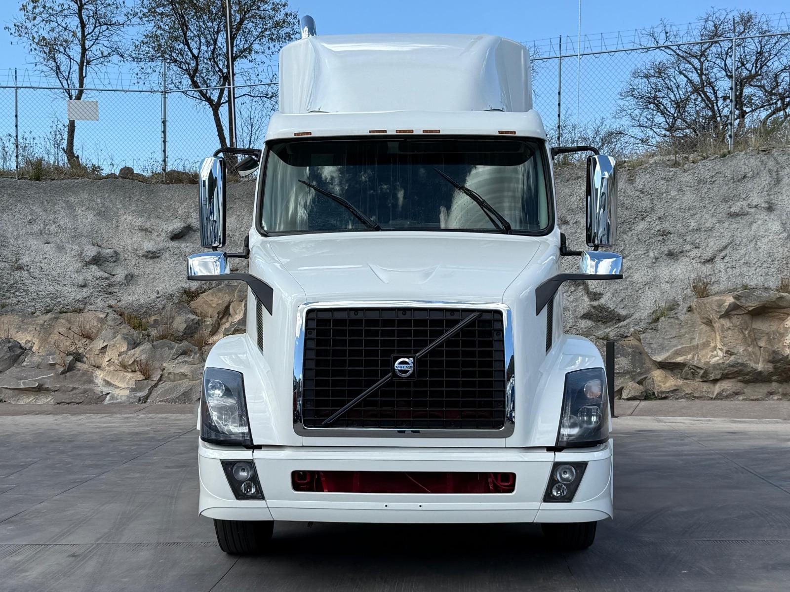 2016 VOLVO TRUCKS VNL 64T 670 - FRONT