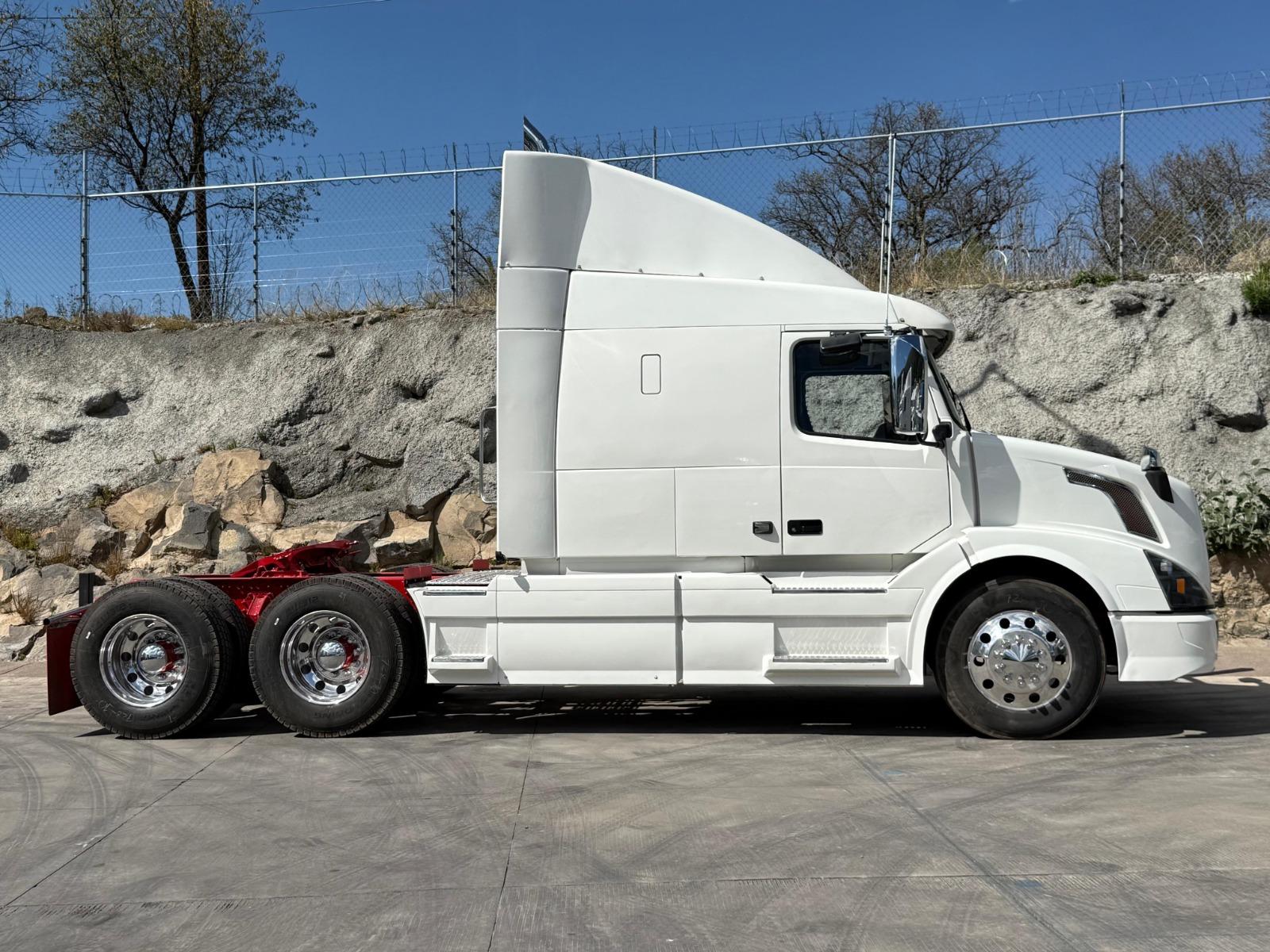 2016 VOLVO TRUCKS VNL 64T 670 - SIDE_RIGHT