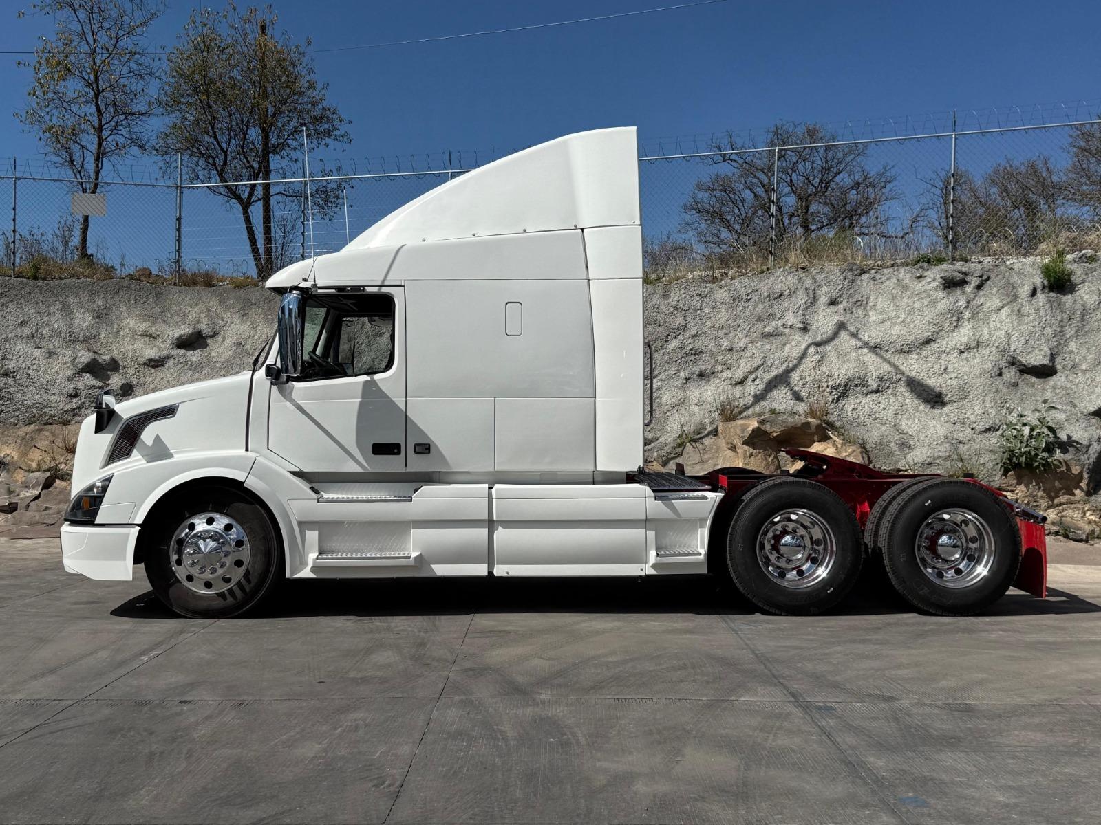 2016 VOLVO TRUCKS VNL 64T 670 - SIDE_LEFT
