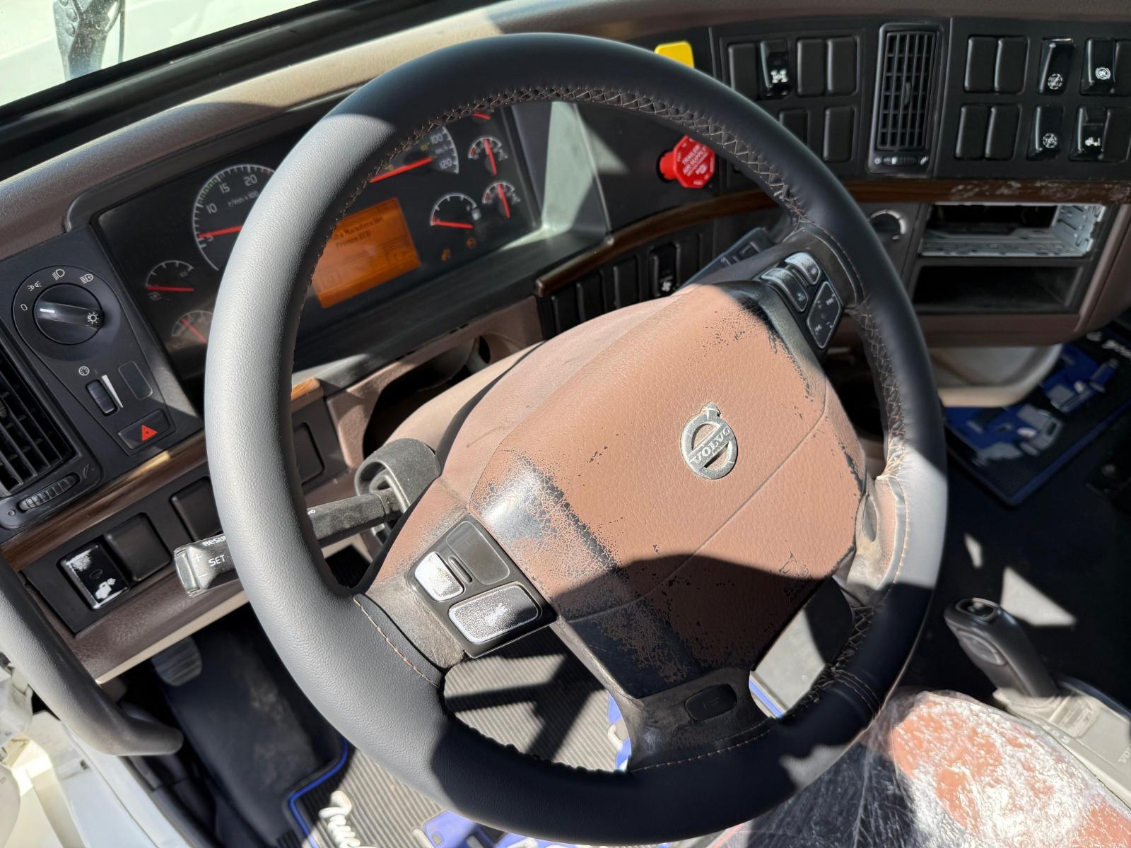 2016 VOLVO TRUCKS VNL 64T 670 - DASHBOARD
