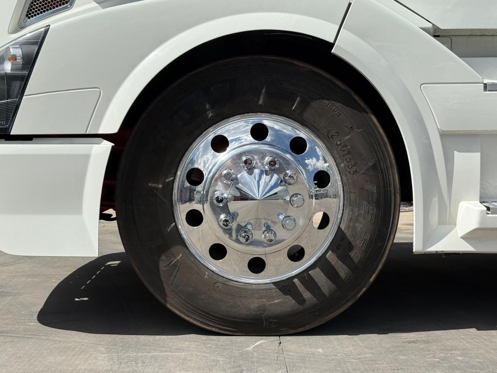 2016 VOLVO TRUCKS VNL 64T 670 - TIRES