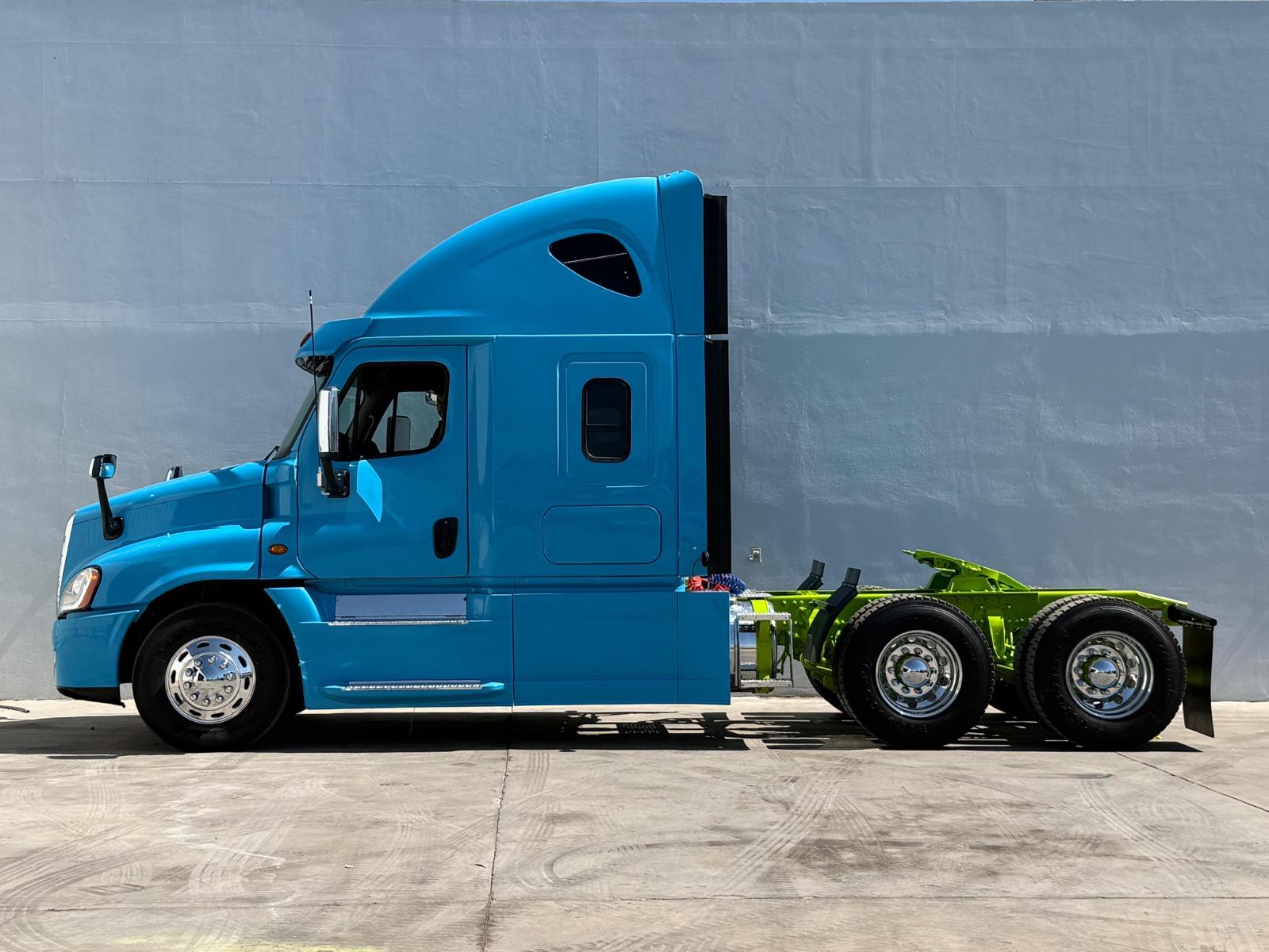 2016 FREIGHTLINER Cascadia - SIDE_LEFT