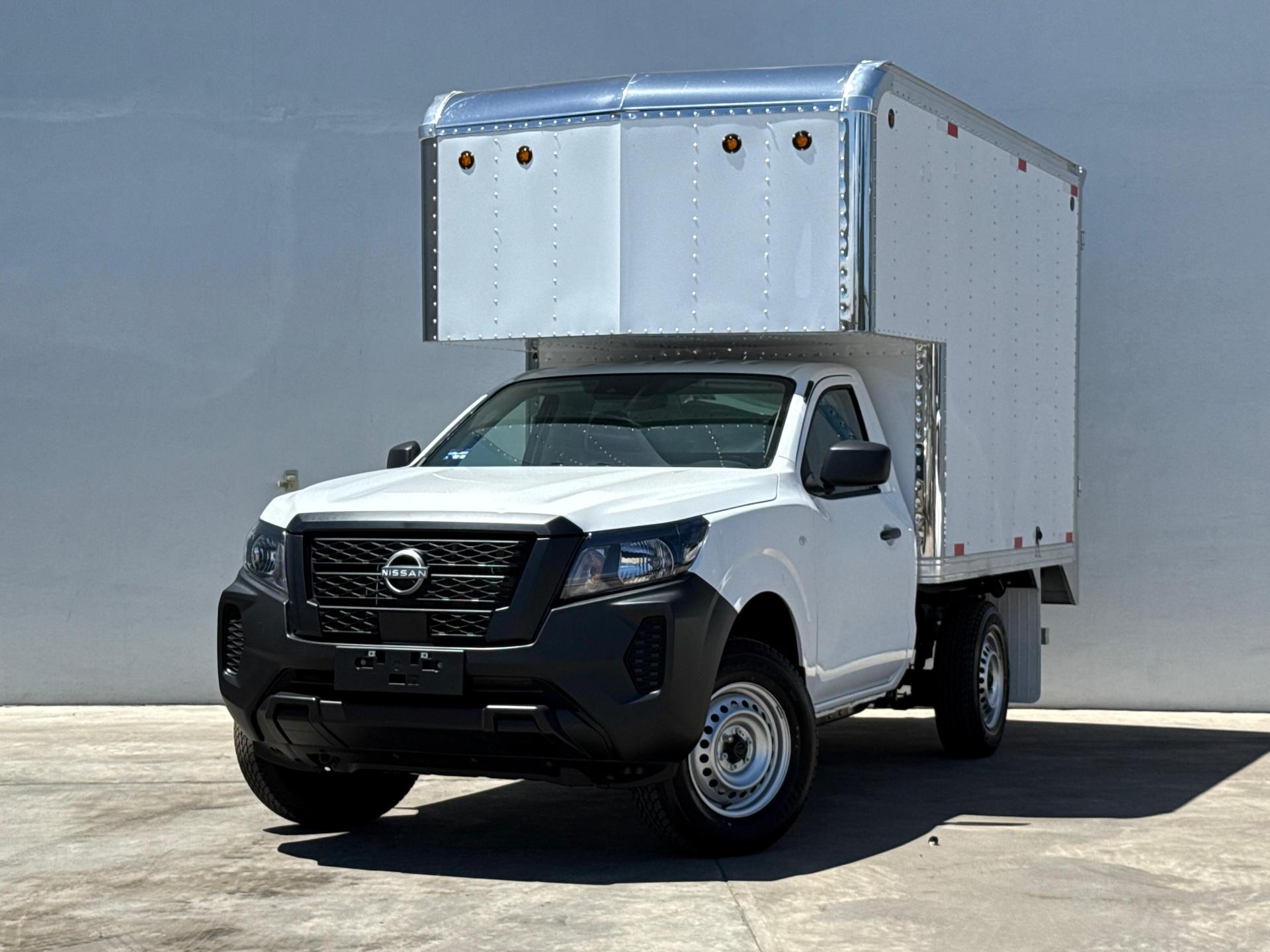 NISSAN NP300 Estacas