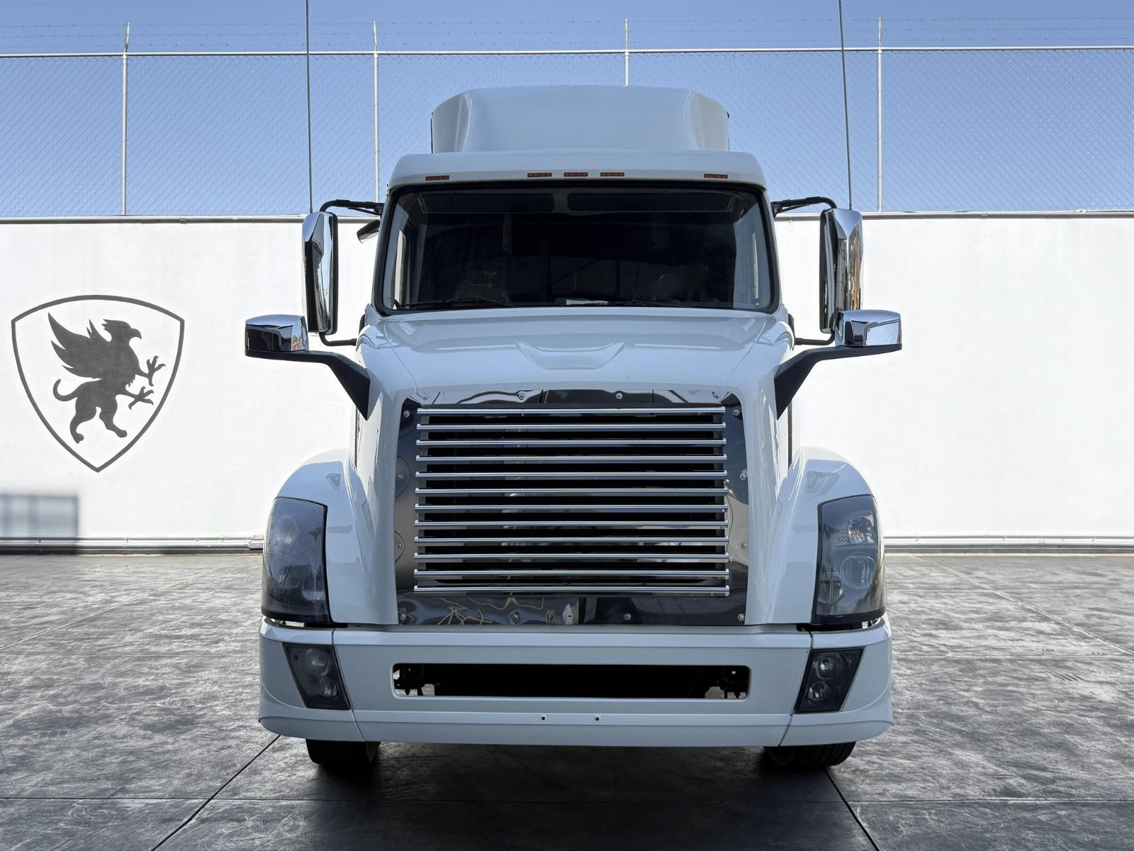 2016 VOLVO TRUCKS - FRONT