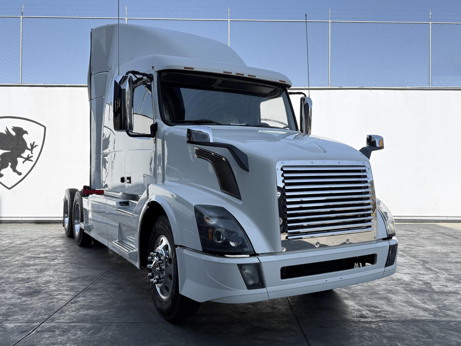 2016 VOLVO TRUCKS - FRONT_PASSENGER_SIDE