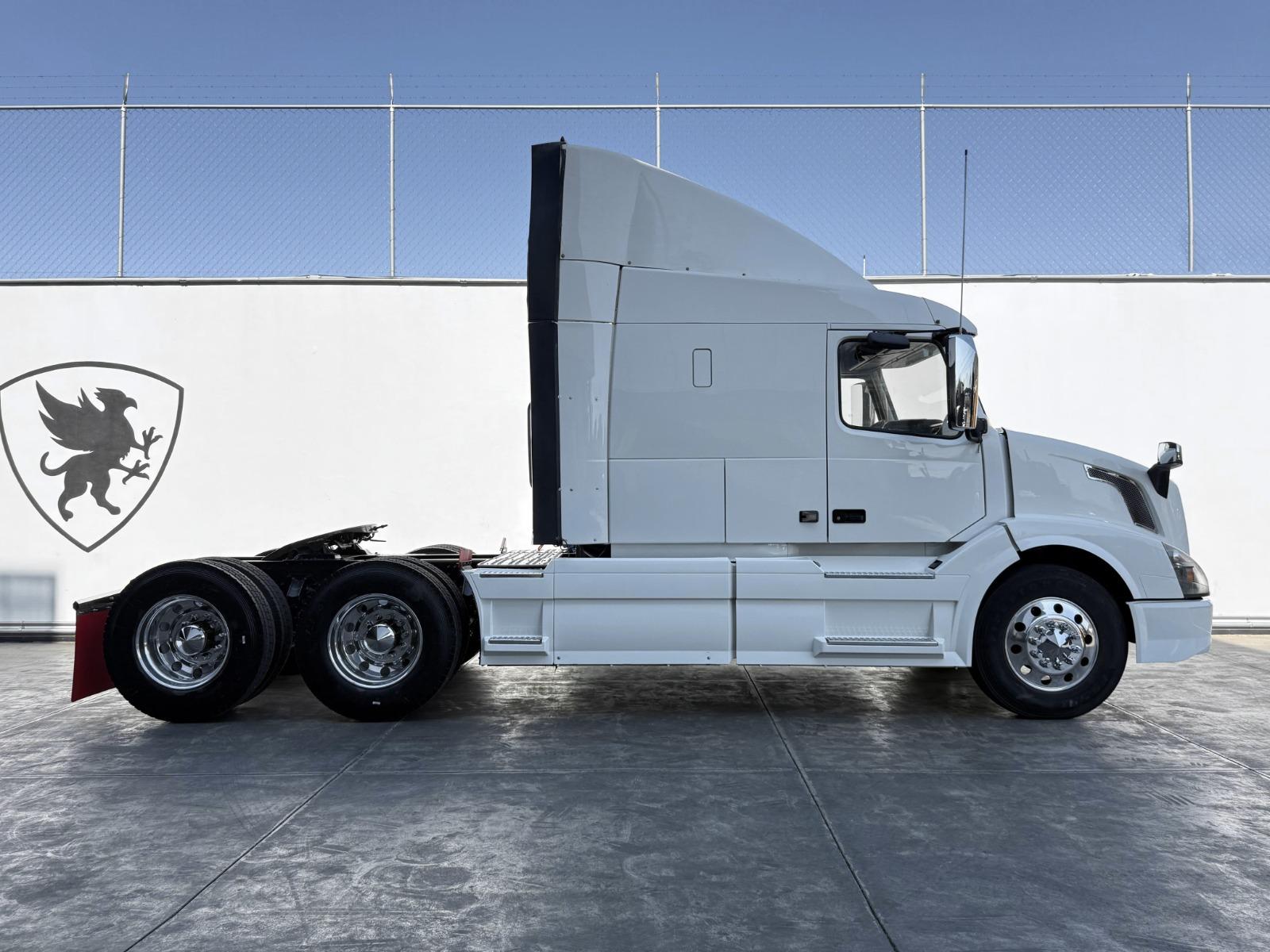 2016 VOLVO TRUCKS - SIDE_RIGHT