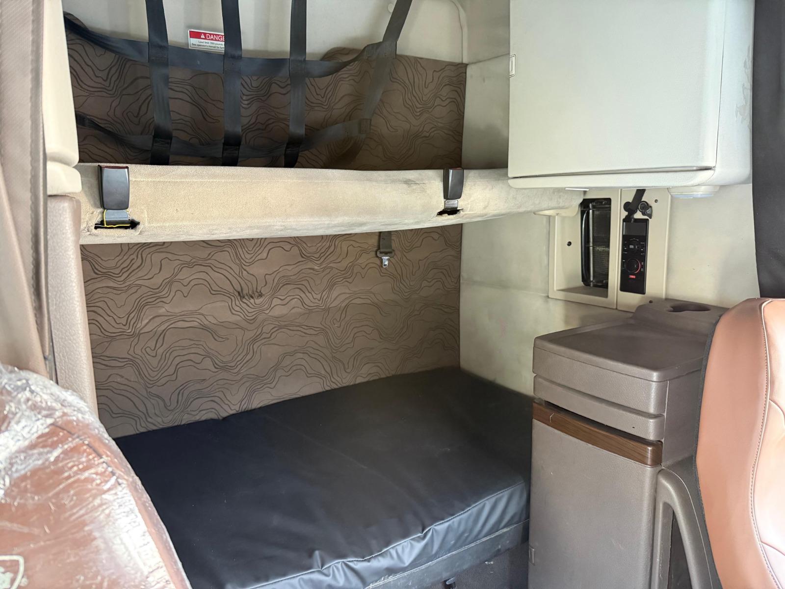 2016 VOLVO TRUCKS - SEATS_REAR