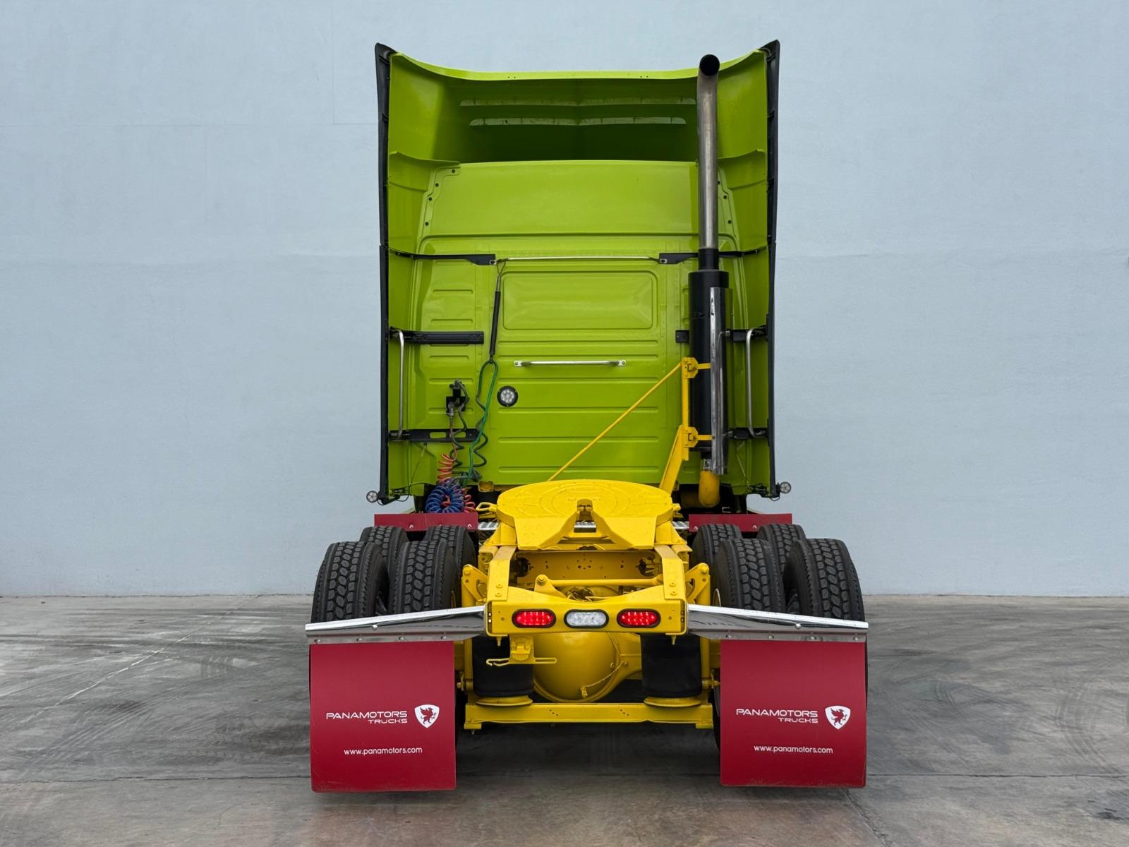 2015 VOLVO TRUCKS VNL - BACK
