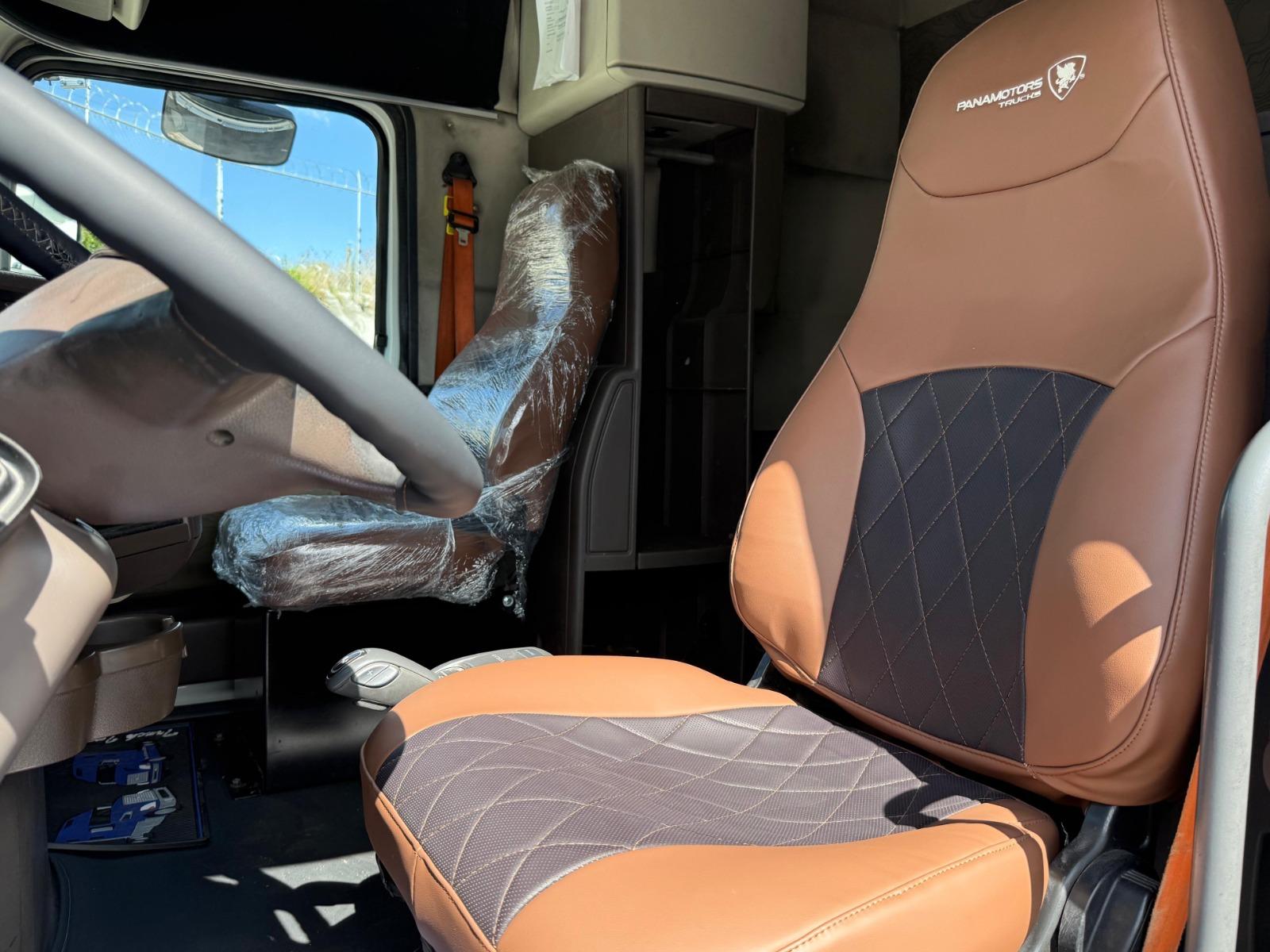 2015 VOLVO TRUCKS VNL 64T 630 - SEATS_FRONT