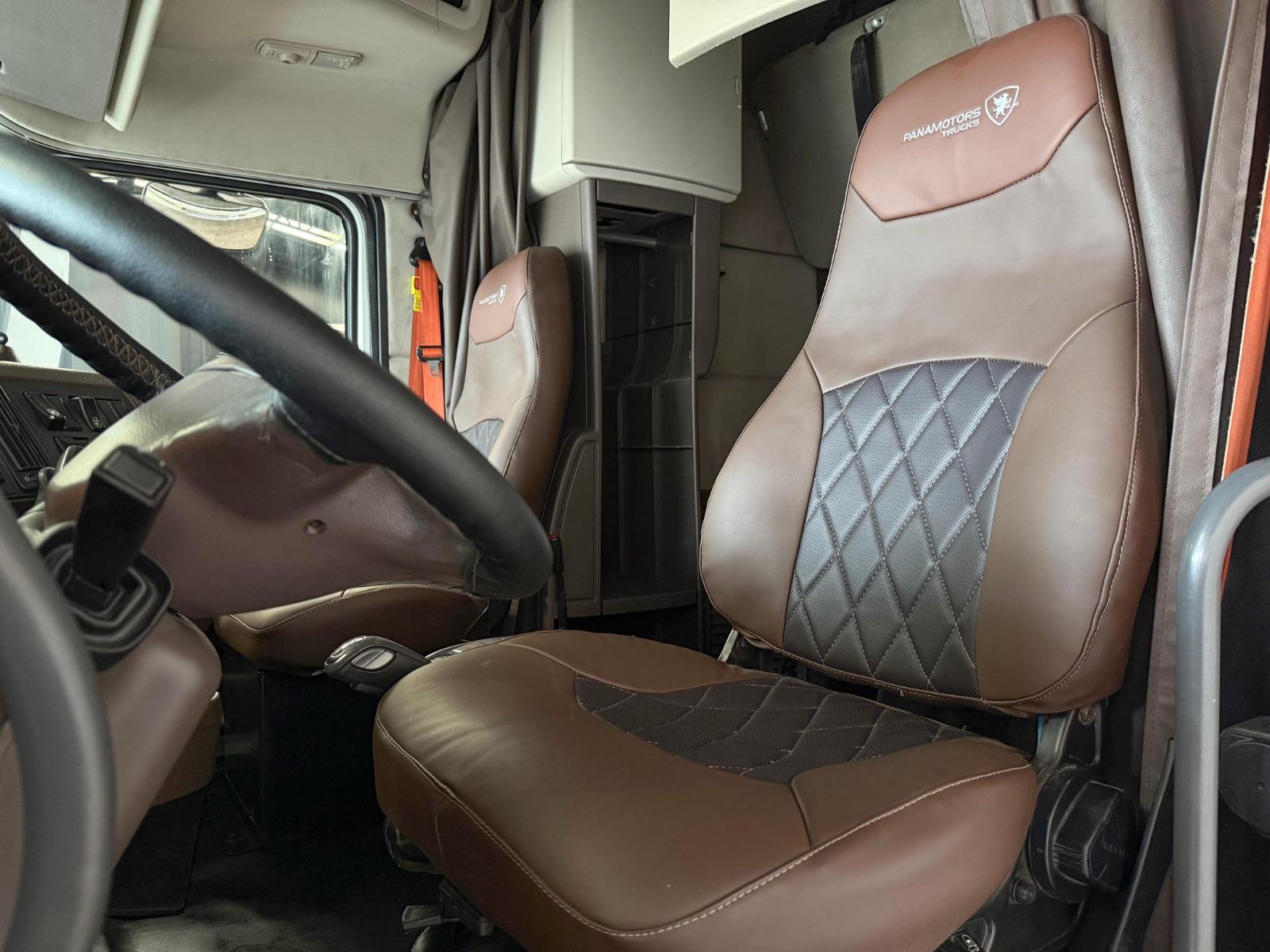 2016 VOLVO TRUCKS VNL 64T 630 - SEATS_FRONT