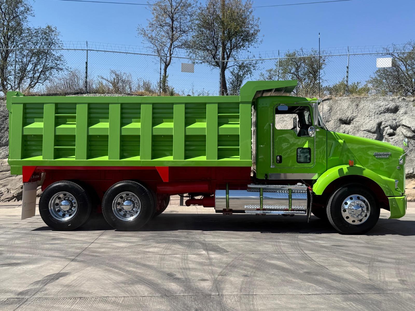 2016 KENWORTH T800 - SIDE_RIGHT