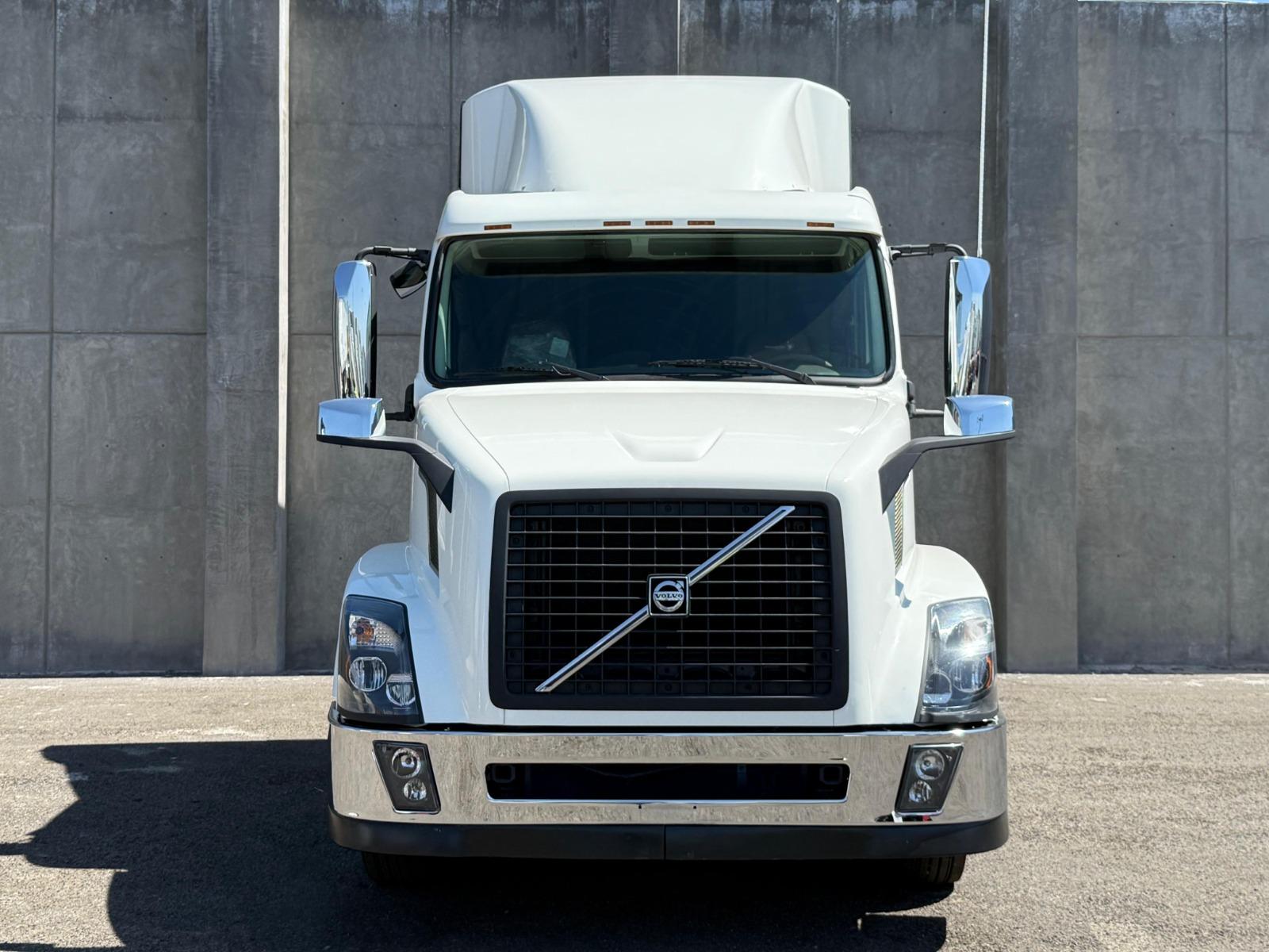 2015 VOLVO TRUCKS VNL 64T 630 - FRONT