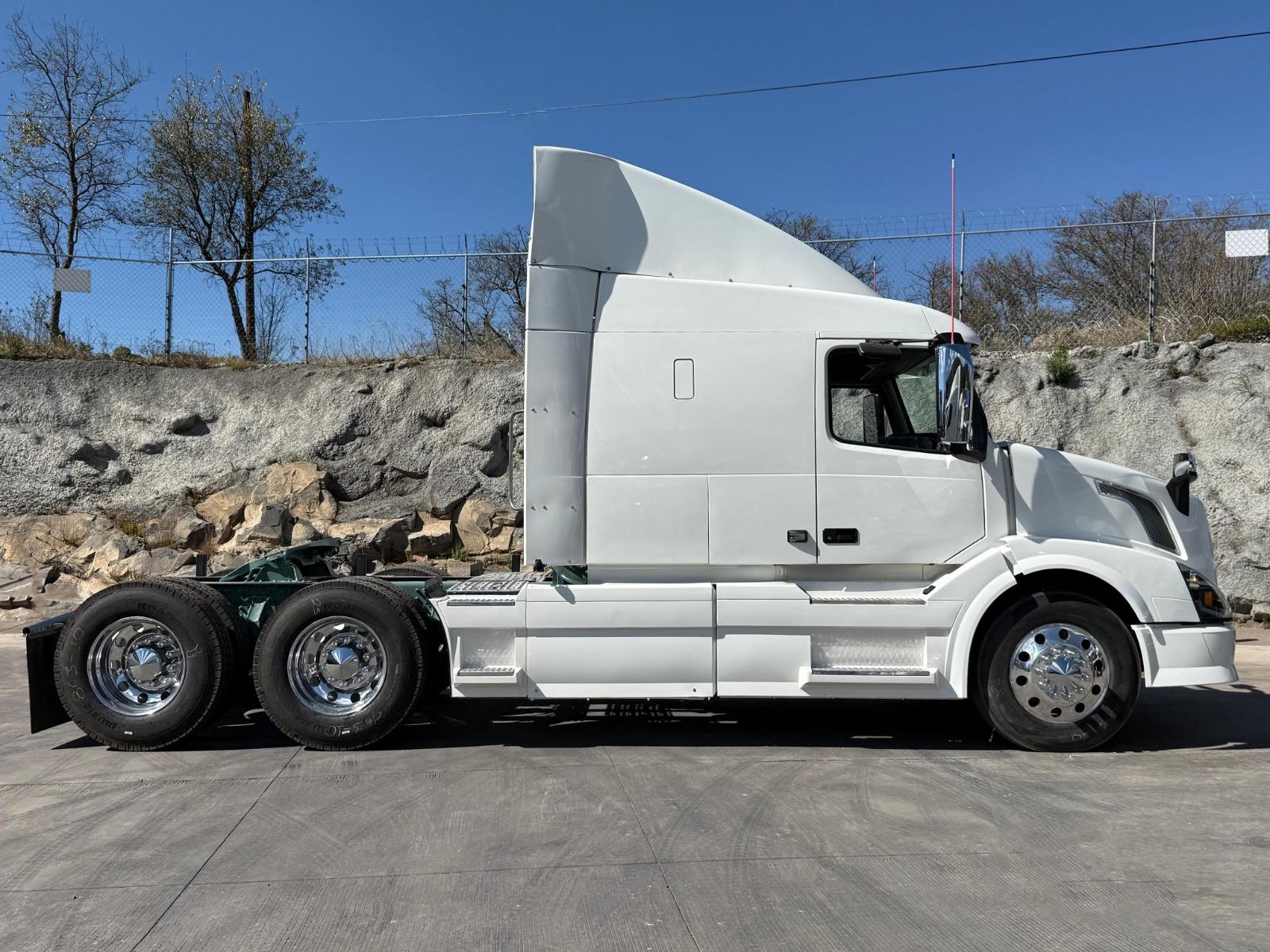 2015 VOLVO TRUCKS VNL 64T 630 - SIDE_RIGHT