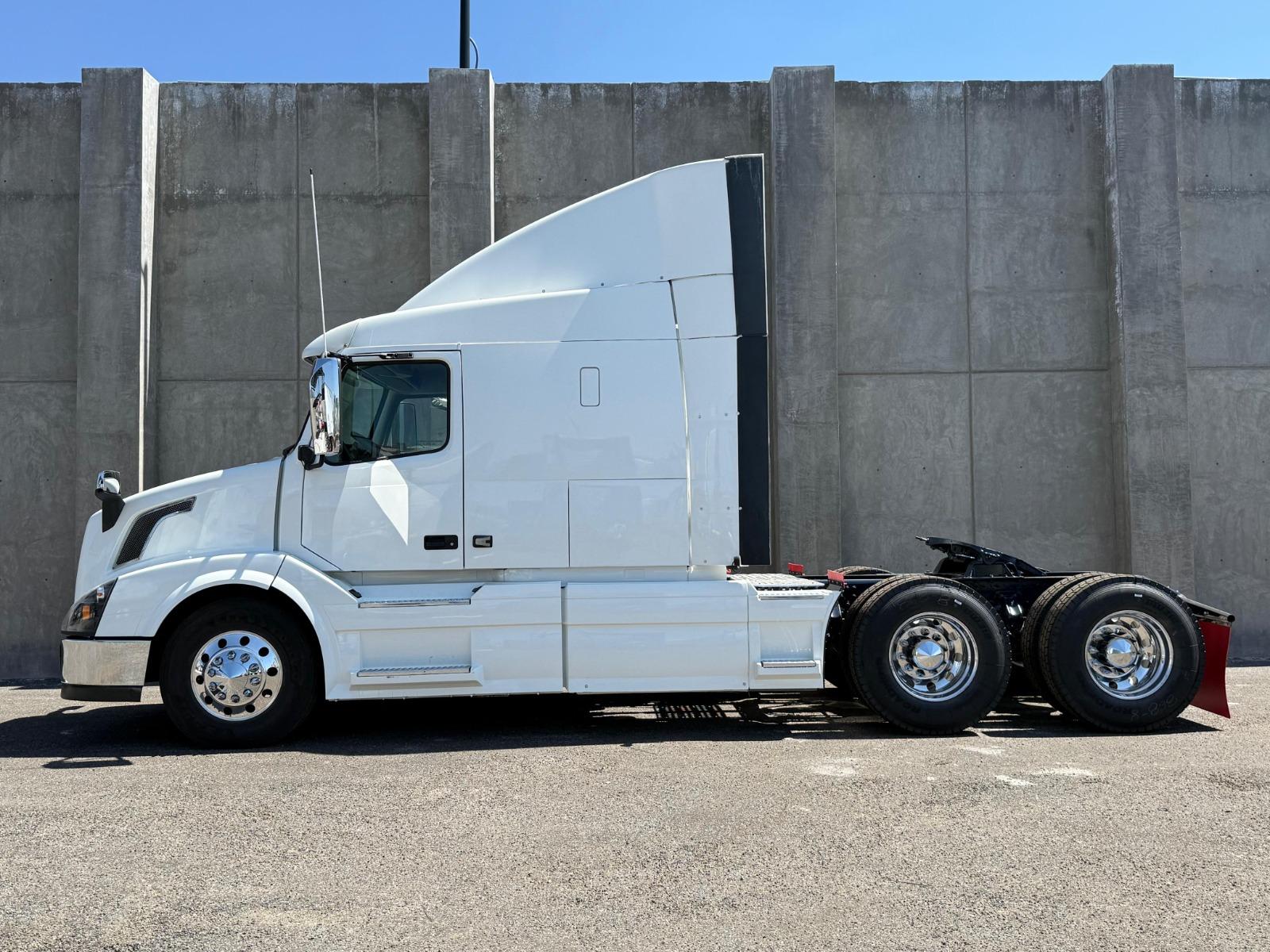 2015 VOLVO TRUCKS VNL 64T 630 - SIDE_LEFT