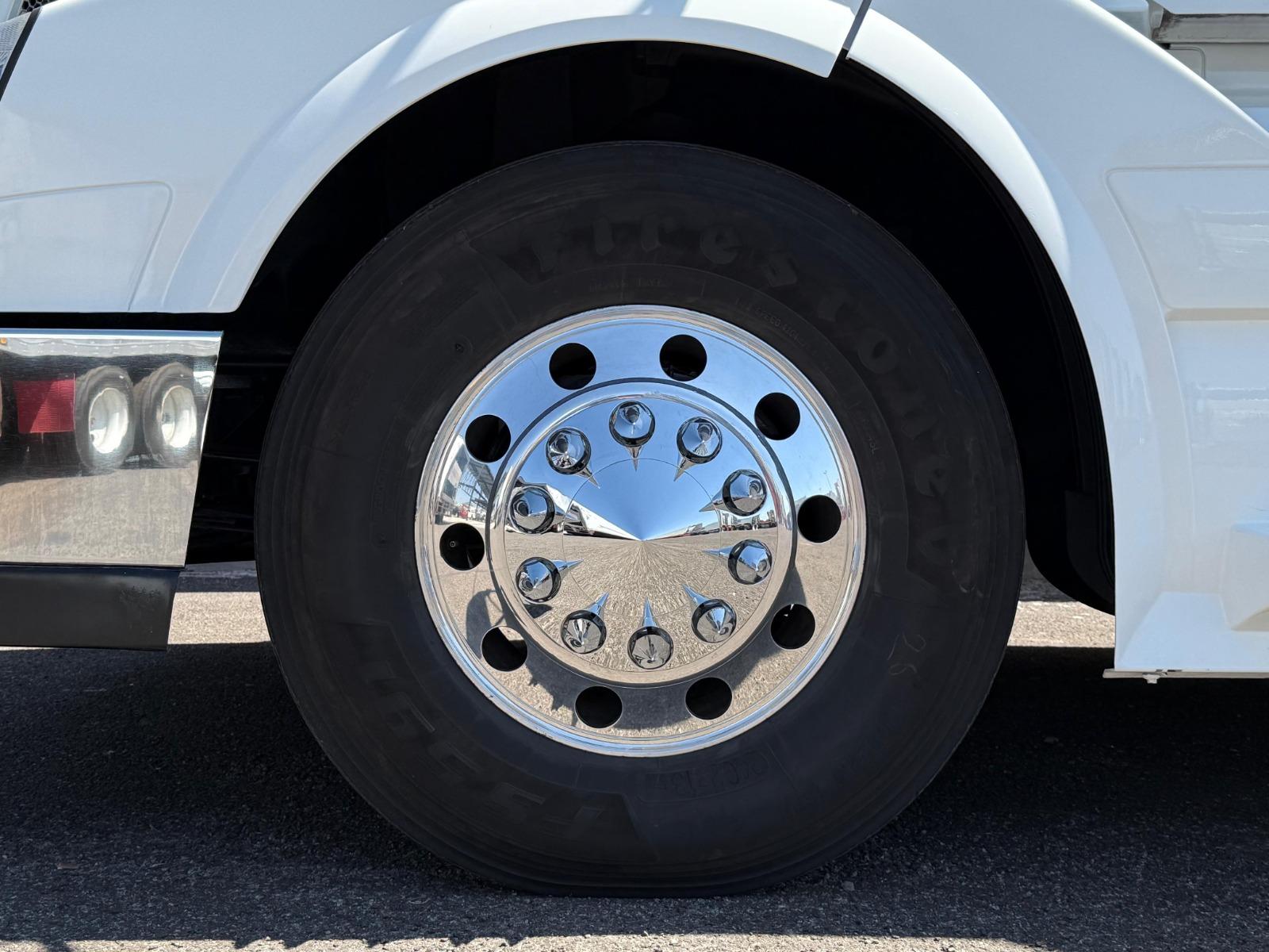 2015 VOLVO TRUCKS VNL 64T 630 - TIRES
